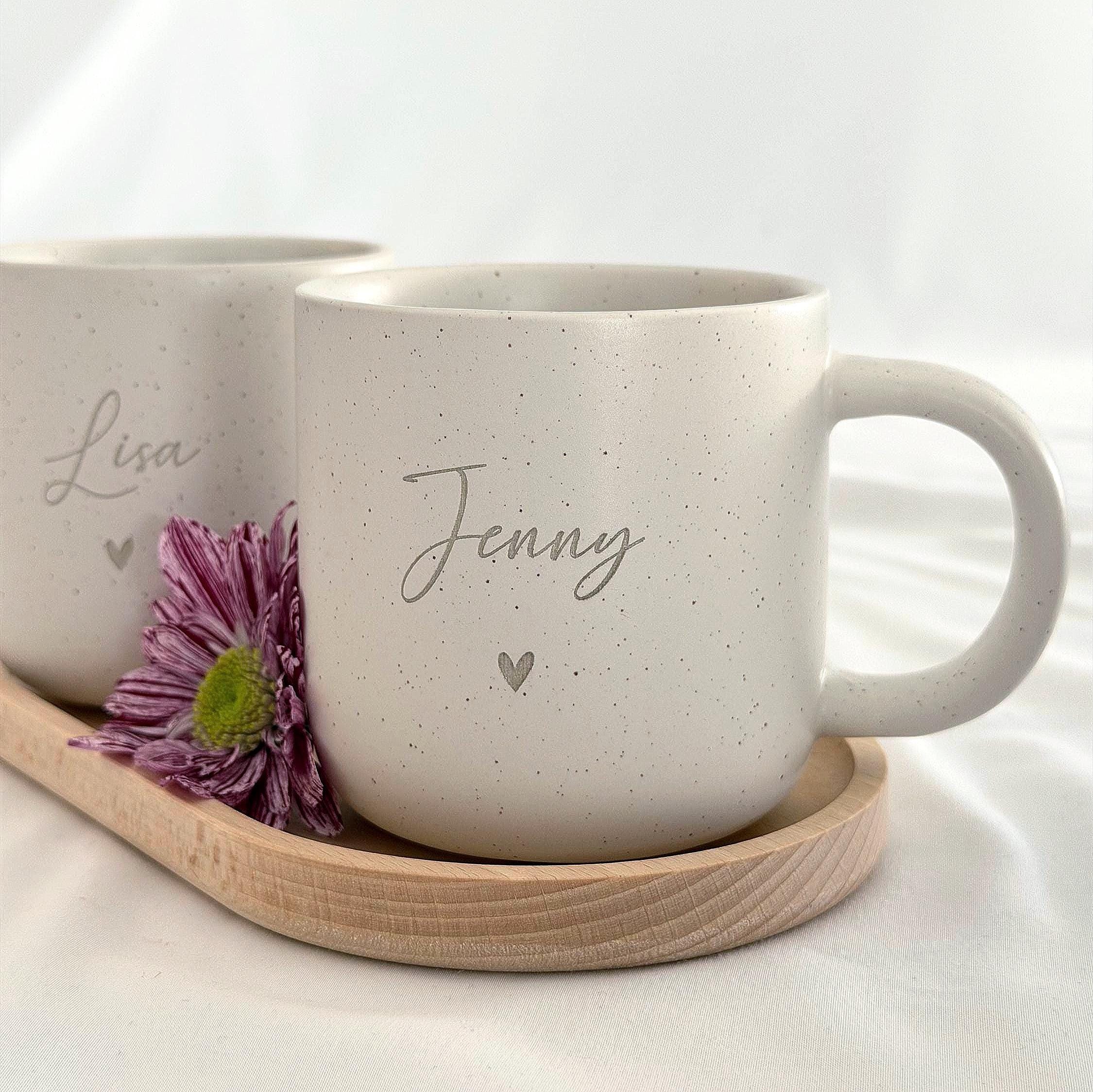 Personalisierte Tasse mit Holztablett, liebevoll verpackt als Geschenk für Freundin, Kollegin oder Mutter. Ideal für Geburtstag, Weihnachten oder Abschied. Ein besonderes Geschenk mit Herz. Steingut Tasse. Personalisierte Geschenke
