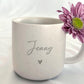 Personalisierte Tasse mit Name im modernen Wohnstil fotografiert. Warmes Licht, Holzdetails und gemütliche Atmosphäre – Geschenkidee für Freundschaft, Liebe und Familie. Steingut Tasse. Personalisierte Geschenke
