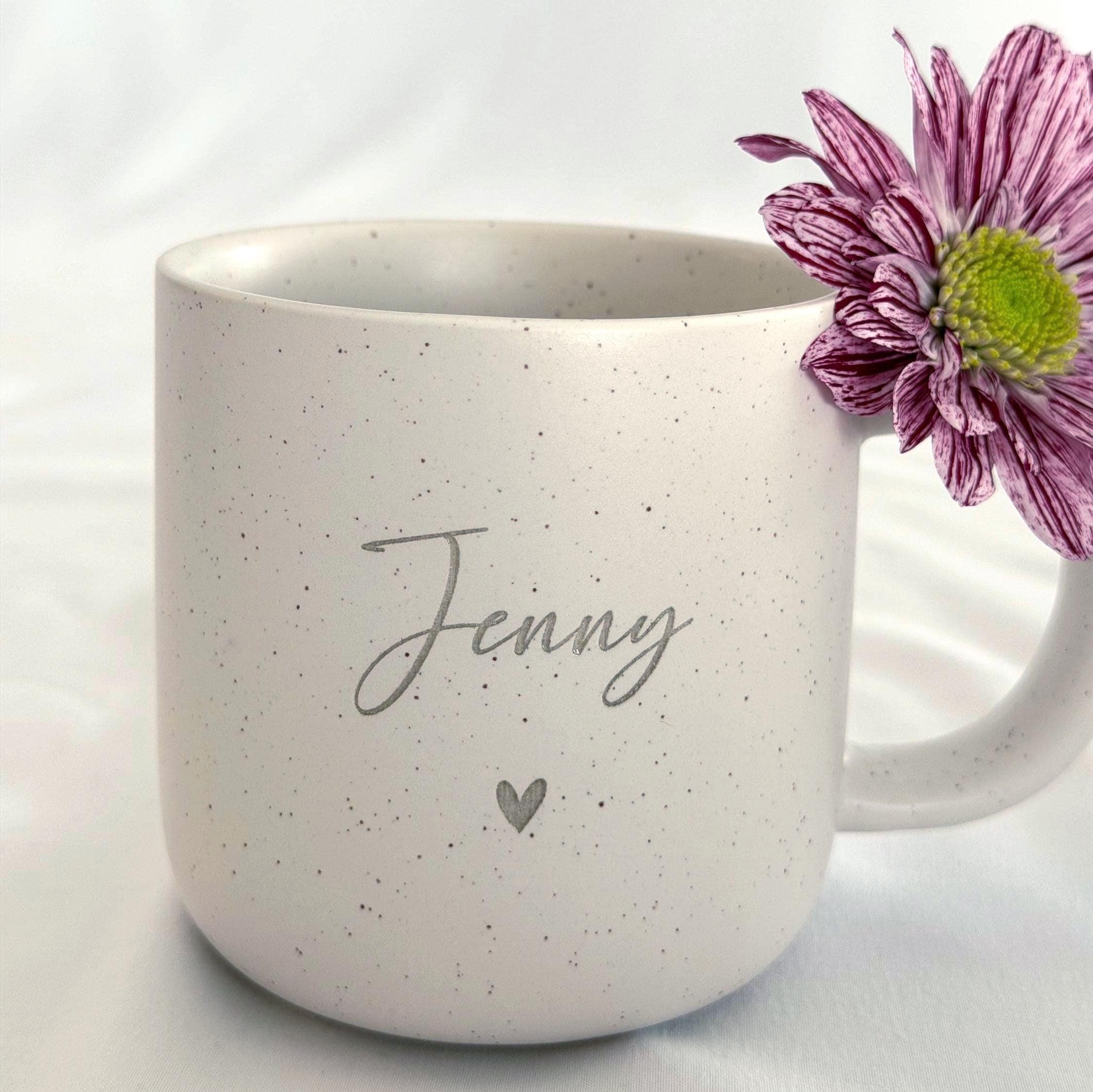 Personalisierte Tasse mit Name im modernen Wohnstil fotografiert. Warmes Licht, Holzdetails und gemütliche Atmosphäre – Geschenkidee für Freundschaft, Liebe und Familie. Steingut Tasse. Personalisierte Geschenke