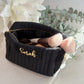 Eine weiche personalisierte Samt-Make-up-Organizer-Tasche, ideal, um alle Essentials stilvoll aufzubewahren. Namensstickerei macht sie zu einem besonderen und unvergesslichen Geschenk für sie, perfekt für Mama, Tochter oder Freundin. Geeignet für Reisen oder den täglichen Gebrauch, vereint Schönheit und Funktionalität perfekt.