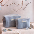 Elegante Samt-Kosmetiktasche, personalisiert mit Ihrem Namen – ein bezauberndes Geschenk für Mama, Schwester oder beste Freundin. Das weiche Samtmaterial, der langlebige Reißverschluss und das geräumige Innenfach machen sie perfekt für Make-up, Hautpflege und andere Beauty-Essentials. Ein luxuriöses und praktisches Geschenk für Frauen.