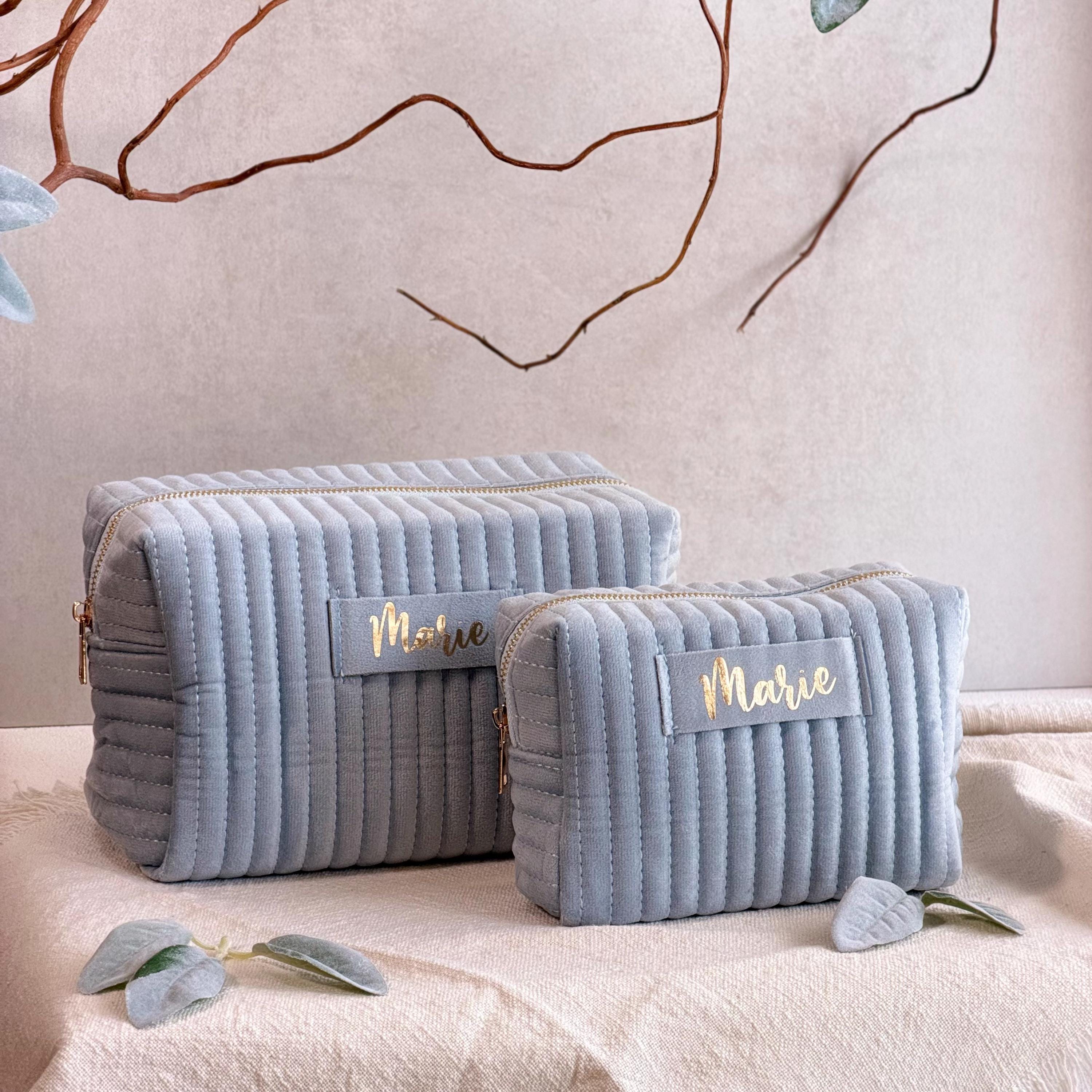 Elegante Samt-Kosmetiktasche, personalisiert mit Ihrem Namen – ein bezauberndes Geschenk für Mama, Schwester oder beste Freundin. Das weiche Samtmaterial, der langlebige Reißverschluss und das geräumige Innenfach machen sie perfekt für Make-up, Hautpflege und andere Beauty-Essentials. Ein luxuriöses und praktisches Geschenk für Frauen.