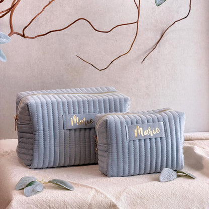 Elegante Samt-Kosmetiktasche, personalisiert mit Ihrem Namen – ein bezauberndes Geschenk für Mama, Schwester oder beste Freundin. Das weiche Samtmaterial, der langlebige Reißverschluss und das geräumige Innenfach machen sie perfekt für Make-up, Hautpflege und andere Beauty-Essentials. Ein luxuriöses und praktisches Geschenk für Frauen.