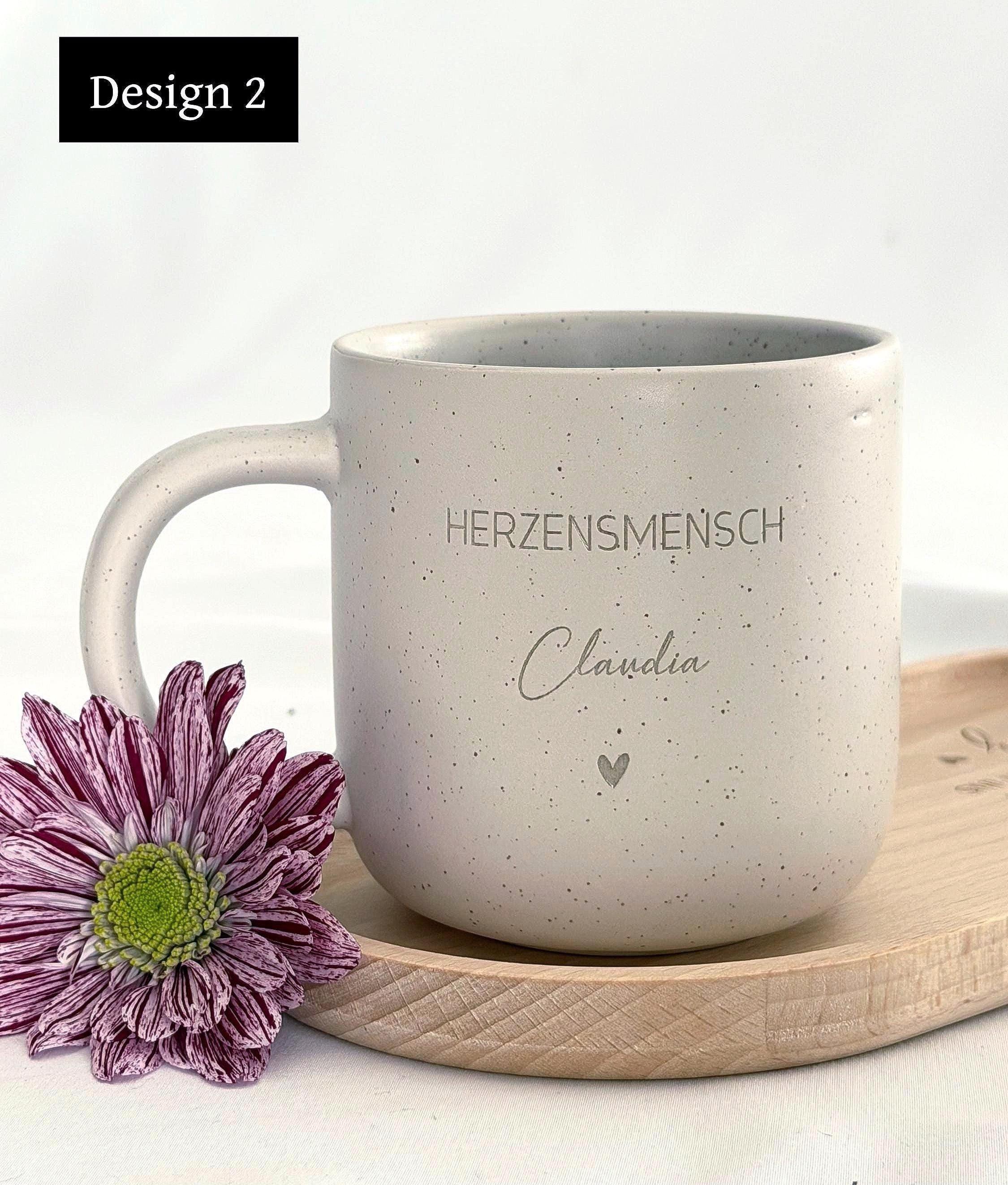 Tasse und Tablett als Set in Geschenkverpackung mit personalisierter Gravur. Perfekt als Mitbringsel zu besonderen Anlässen: Geburtstag, Ostern, Weihnachten oder Nikolaus. Stilvolle Geschenkidee für Freundin, Kollegin oder Bestie. Handgefertigtes Set mit Charakter, ideal für Kaffee- und Teeliebhaber:innen. Einzigartiges, liebevoll gestaltetes Präsent für jeden Anlass. Steingut Tasse . Geschenk für Herzensmensch und Lieblingsmensch