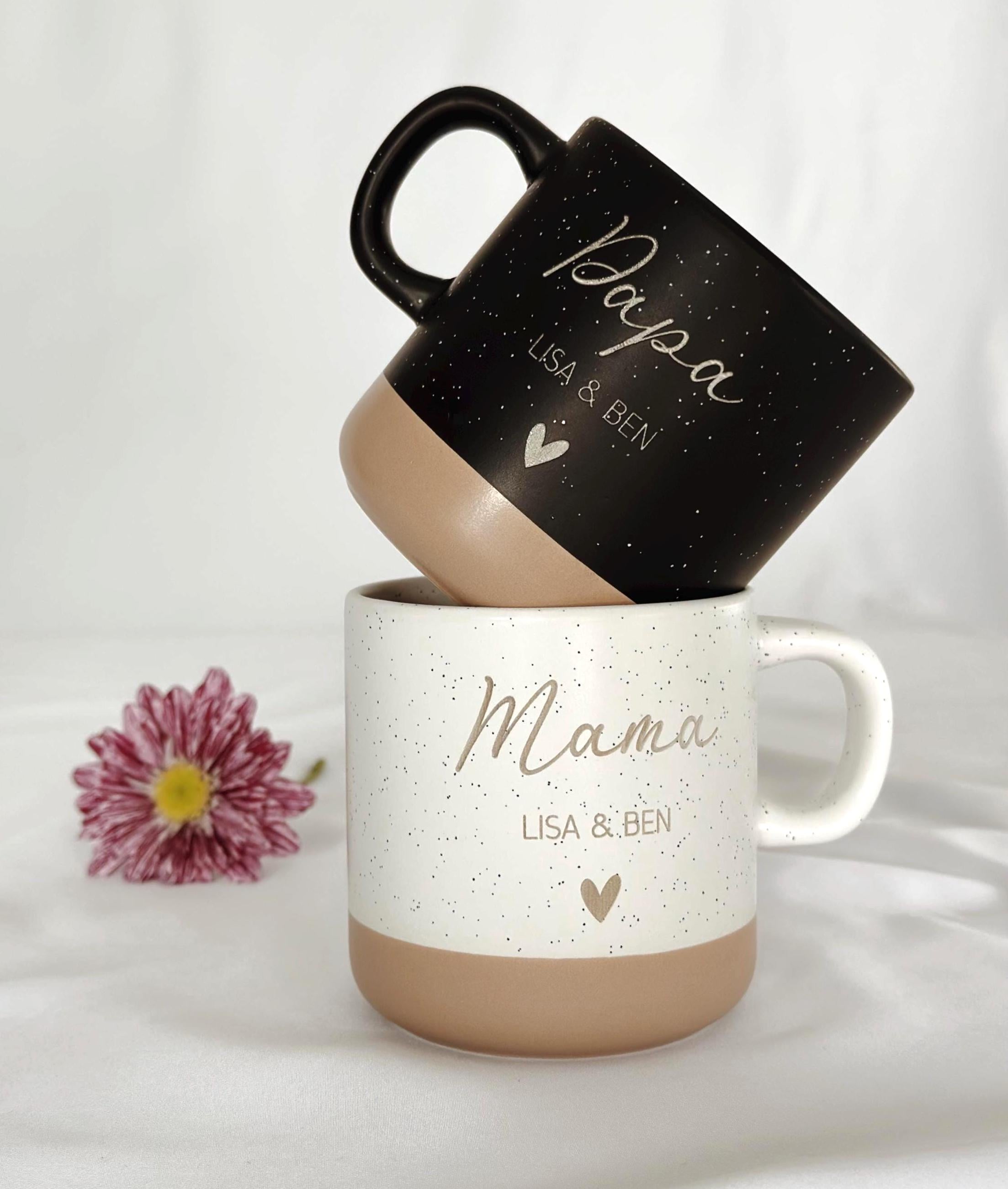 Keramiktasse personalisiert mit Namen – ideales Geschenk zum Muttertag, Vatertag, Geburtstag oder zu Weihnachten. Hochwertige Gravur mit Herz macht diese Tasse zu einem besonderen Erinnerungsstück. Perfekt für Mama, Papa, Oma oder Opa. Das Tassen-Set ist eine wundervolle Geschenkidee für Eltern und Großeltern, die Kaffee oder Tee lieben und eine persönliche Überraschung schätzen.
