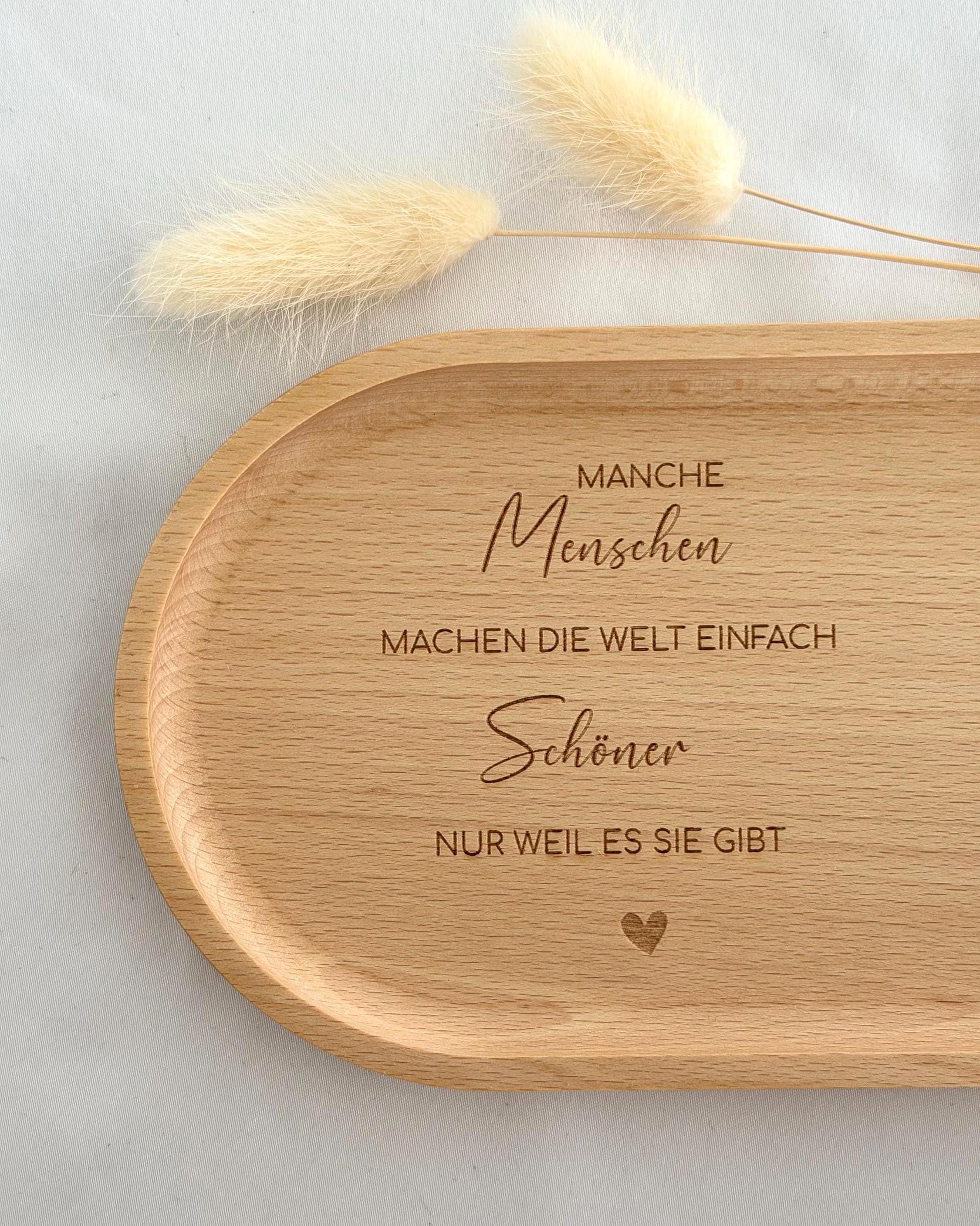 Ein wunderschönes Buchenholz-Tablett, das sich als personalisiertes Geschenk für Mama, Schwester oder Freund eignet. Mit einer Hartwachs-Beschichtung für eine lange Lebensdauer und einfache Pflege. Perfekt für die Dekoration und das Servieren von Leckereien.