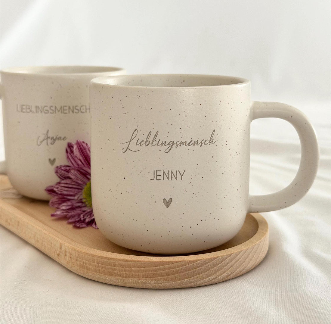 Hochwertiges Buchenholztablett mit individueller Namensgravur, kombiniert mit einer personalisierten Tasse. Handgefertigt, lebensmittelecht, mit Hartwachs behandelt. Pflegehinweise: nur von Hand waschen, trocken lagern, direkte Sonneneinstrahlung vermeiden. Wunderschön als Geschenk für besondere Menschen – Freundin, Frau, Kollegin oder für sich selbst. Steingut Tasse . Geschenk für Herzensmensch und Lieblingsmensch