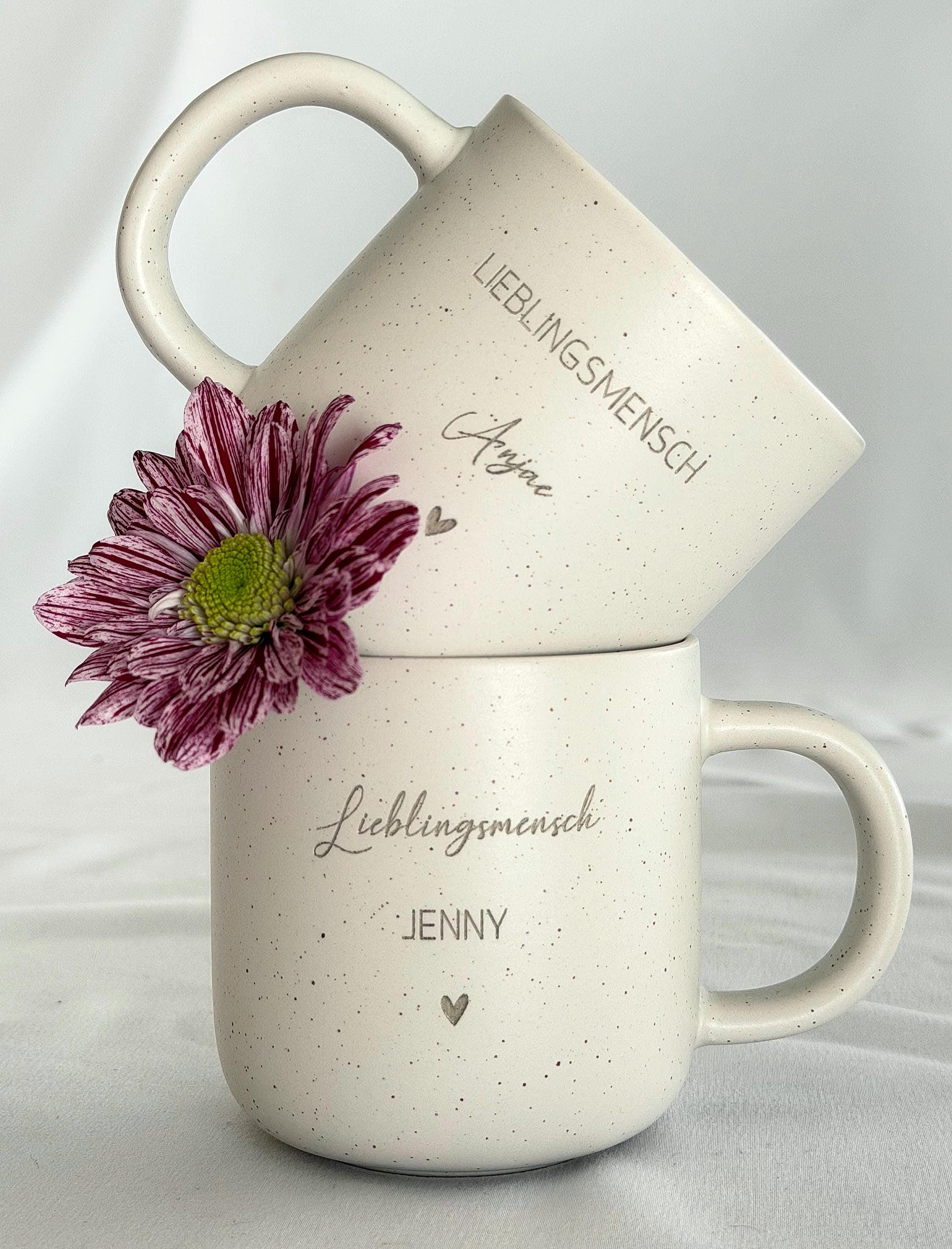 Personalisierte Tasse mit Namen auf Holztablett, liebevoll dekoriert mit Schleifenband und Blume. Geschenkidee für Freundschaft, Familie oder zum Abschied. Ideal für Geburtstage, Weihnachten, Nikolaus oder Ostern. Rustikaler Stil in warmen Beige-Tönen, ein echter Blickfang im Alltag. Geschenkset für Kaffee- und Teeliebhaber:innen mit individueller Gravur und natürlicher Ästhetik. Steingut Tasse . Geschenk für Herzensmensch und Lieblingsmensch