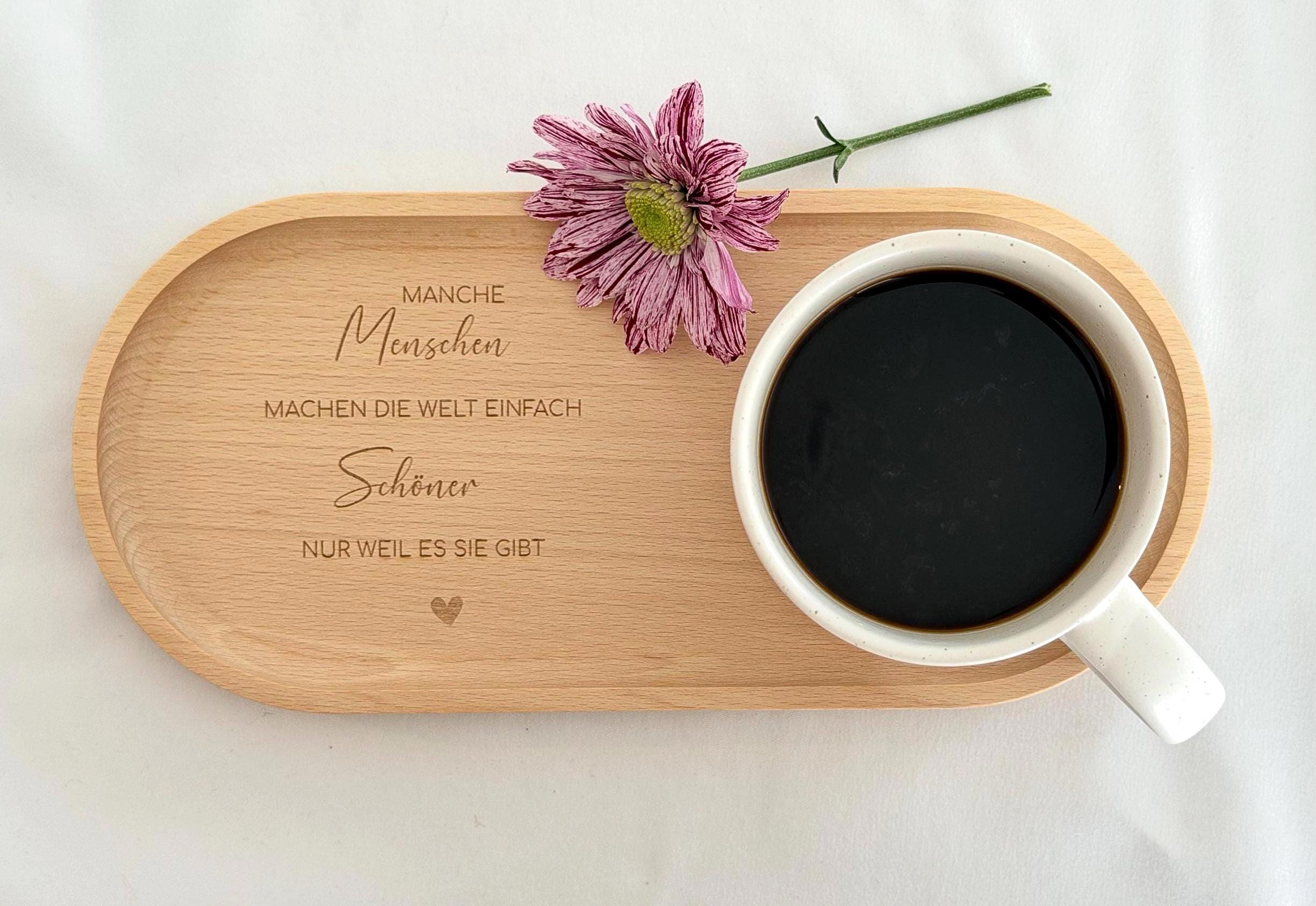 Personalisierte Tasse mit Holztablett, liebevoll verpackt als Geschenk für Freundin, Kollegin oder Mutter. Ideal für Geburtstag, Weihnachten oder Abschied. Ein besonderes Geschenk mit Herz.