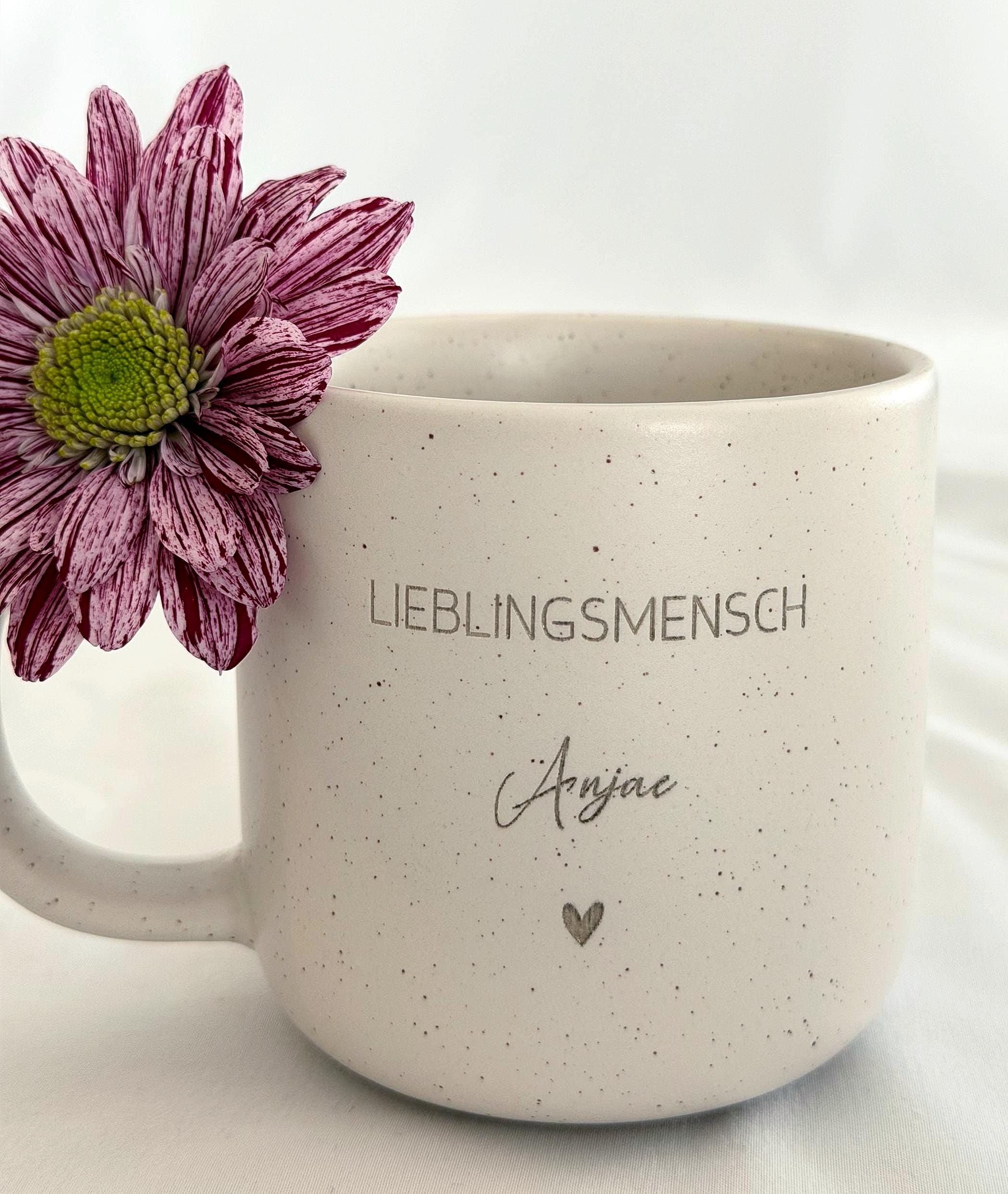 Nahaufnahme einer personalisierten Keramiktasse mit Namensgravur. Elegantes mattes Beige, feine Sprenkel, 360 ml. Ideal für Kaffee, Tee oder heiße Schokolade. Individuelles Geschenk für Freundin, Familie oder Kollegin.