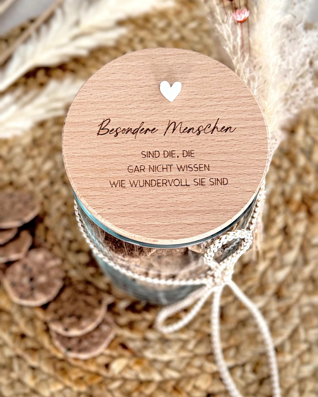 Personalisiertes Vorratsglas mit Gravur „Besondere Menschen“ – ideales Geschenk für Geburtstag, Weihnachten oder Ostern. Perfekt als kleine Aufmerksamkeit für beste Freundin, Mama, Kollegin oder Lieblingsmensch. Befüllbar mit Trockenblumen, Süßigkeiten oder als Geldgeschenkgutschein. Hochwertiges Borosilikatglas mit FSC-zertifiziertem Buchenholzdeckel und 3D Herz-Design.
Vorratsglas Keksdose Vorratsdose Personalisiert . 
Ostern Weihnachten Muttertag.
Abschiedsgeschenk  Kollegin Erzieherin
