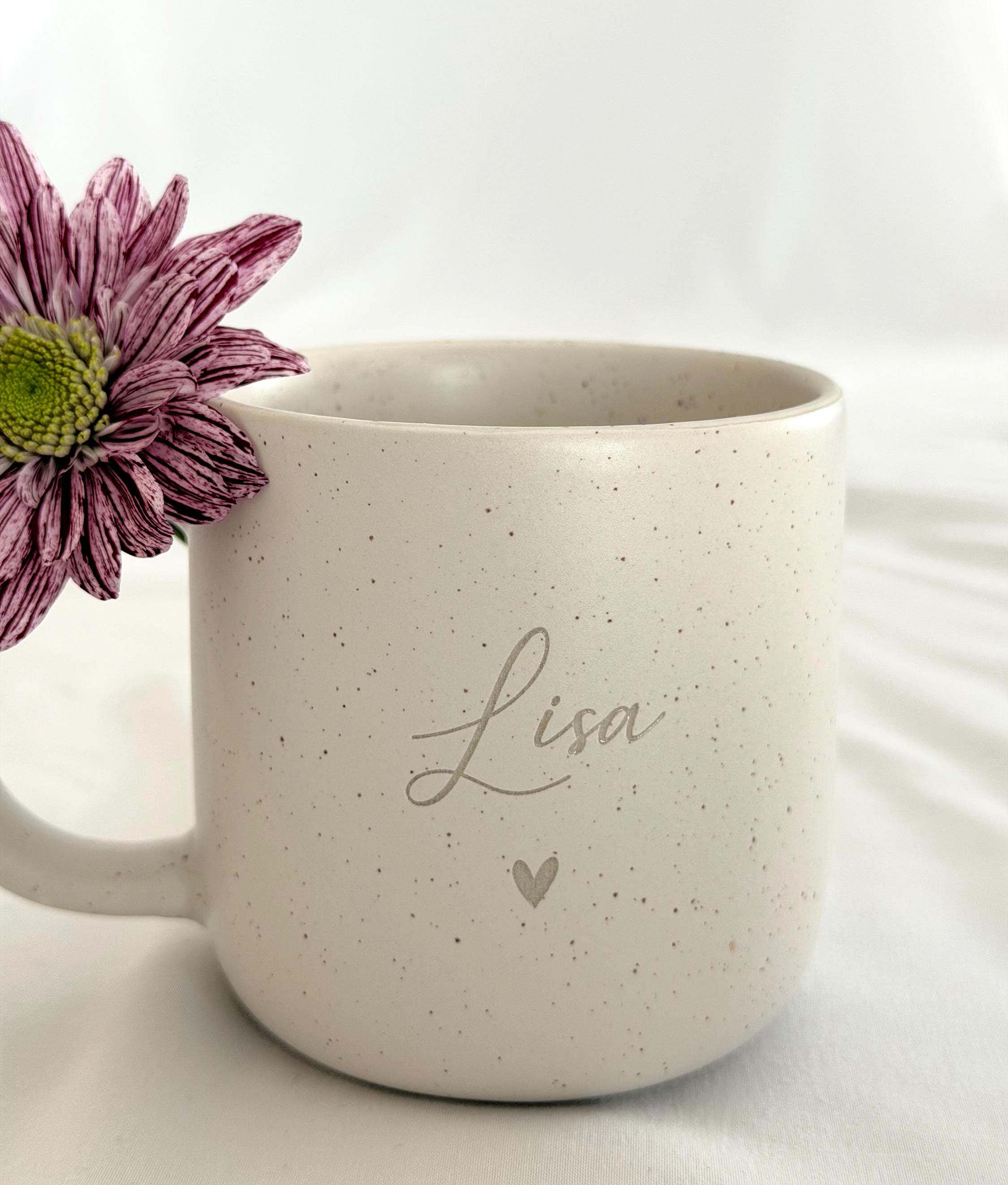 Nahaufnahme einer personalisierten Keramiktasse mit Namensgravur. Elegantes mattes Beige, feine Sprenkel, 360 ml. Ideal für Kaffee, Tee oder heiße Schokolade. Individuelles Geschenk für Freundin, Familie oder Kollegin. Steingut Tasse. Personalisierte Geschenke