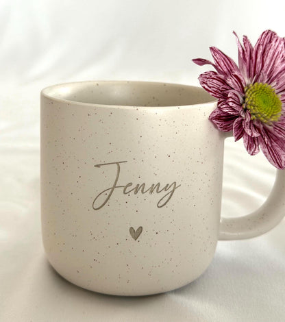 Komplettes Set: gravierte Tasse mit Name und Holztablett aus Buchenholz auf Holztisch. Perfektes Deko- und Geschenkset für Zuhause, Büro oder Küche. Handgefertigt und mit Liebe personalisiert. Steingut Tasse. Personalisierte Geschenke