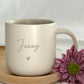 Detailaufnahme des Buchenholz-Tabletts mit feiner Gravur. Lebensmittelecht, geölt und handgefertigt. Perfekt für personalisierte Geschenke, Freundschaft oder besondere Anlässe. Steingut Tasse. Personalisierte Geschenke