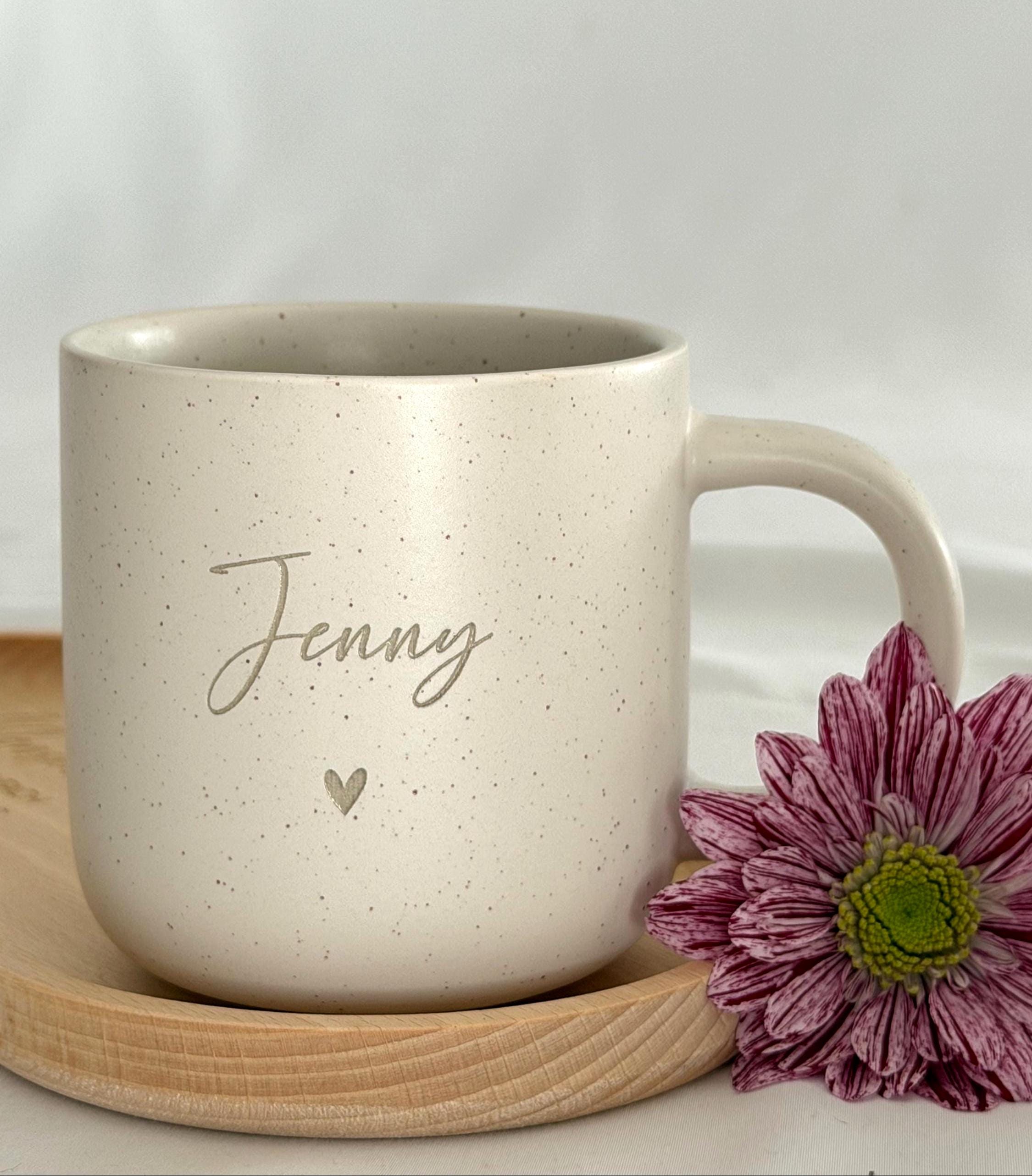 Detailaufnahme des Buchenholz-Tabletts mit feiner Gravur. Lebensmittelecht, geölt und handgefertigt. Perfekt für personalisierte Geschenke, Freundschaft oder besondere Anlässe. Steingut Tasse. Personalisierte Geschenke