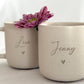 Personalisierte Tasse mit Name im modernen Wohnstil fotografiert. Warmes Licht, Holzdetails und gemütliche Atmosphäre – Geschenkidee für Freundschaft, Liebe und Familie. Steingut Tasse. Personalisierte Geschenke