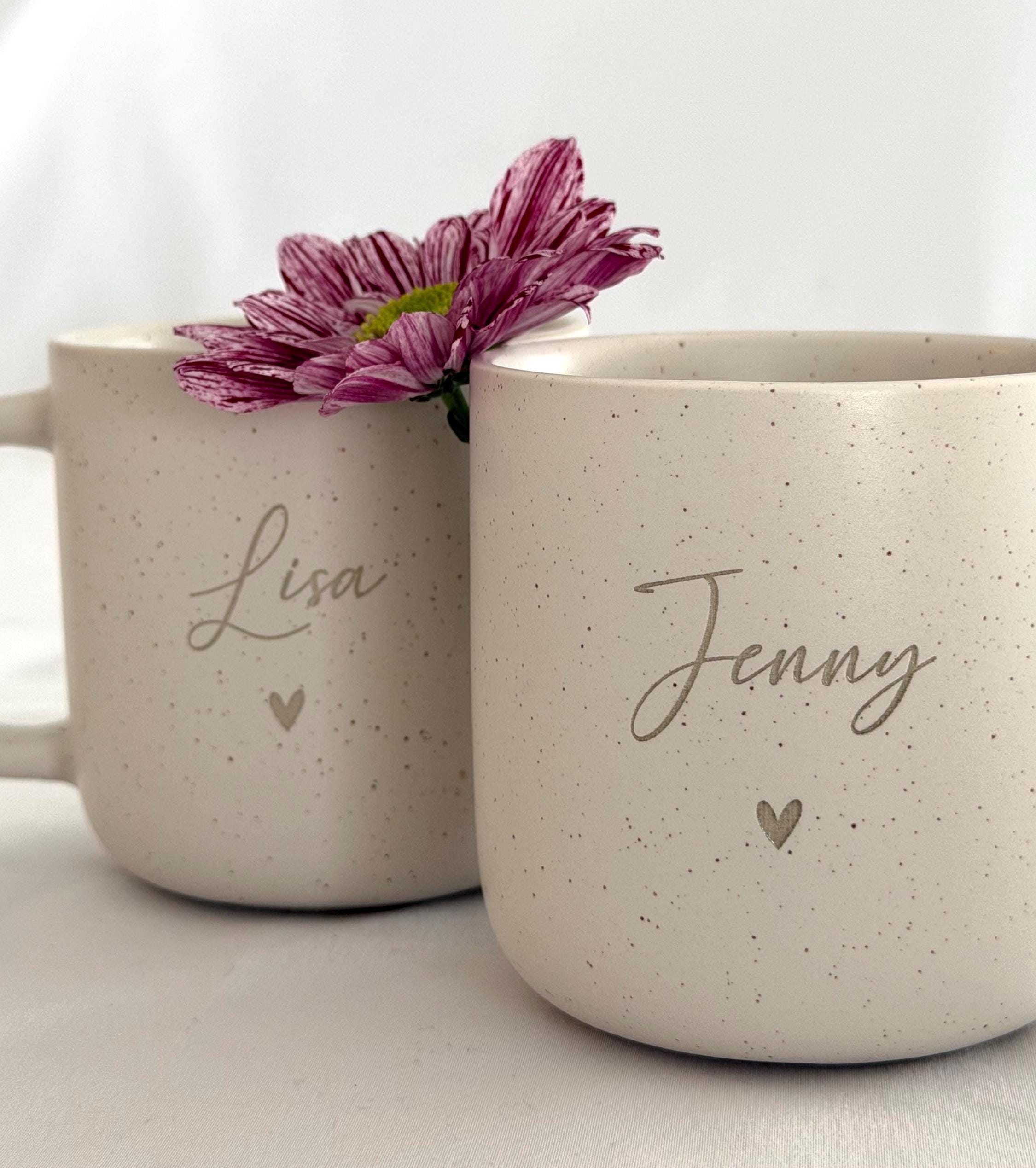 Personalisierte Tasse mit Name im modernen Wohnstil fotografiert. Warmes Licht, Holzdetails und gemütliche Atmosphäre – Geschenkidee für Freundschaft, Liebe und Familie. Steingut Tasse. Personalisierte Geschenke