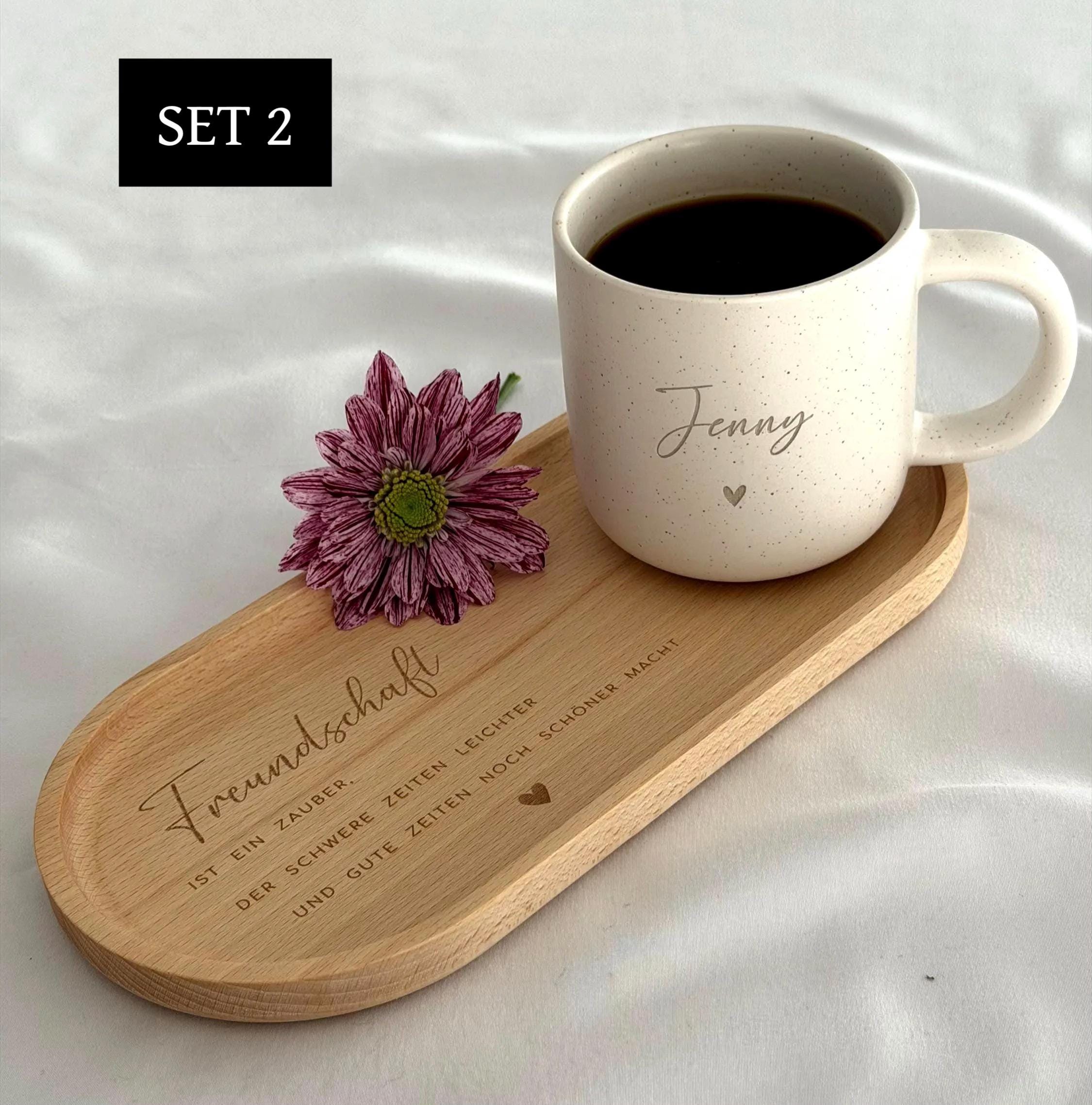 Personalisierte Tasse mit Name und Holztablett – einzigartiges Geschenkset für Frauen, Freundinnen, Kolleginnen oder Familie. Ideal für Kaffee, Tee oder heiße Schokolade. Handgefertigt, stilvoll und mit Liebe graviert. Steingut Tasse. Personalisierte Geschenke