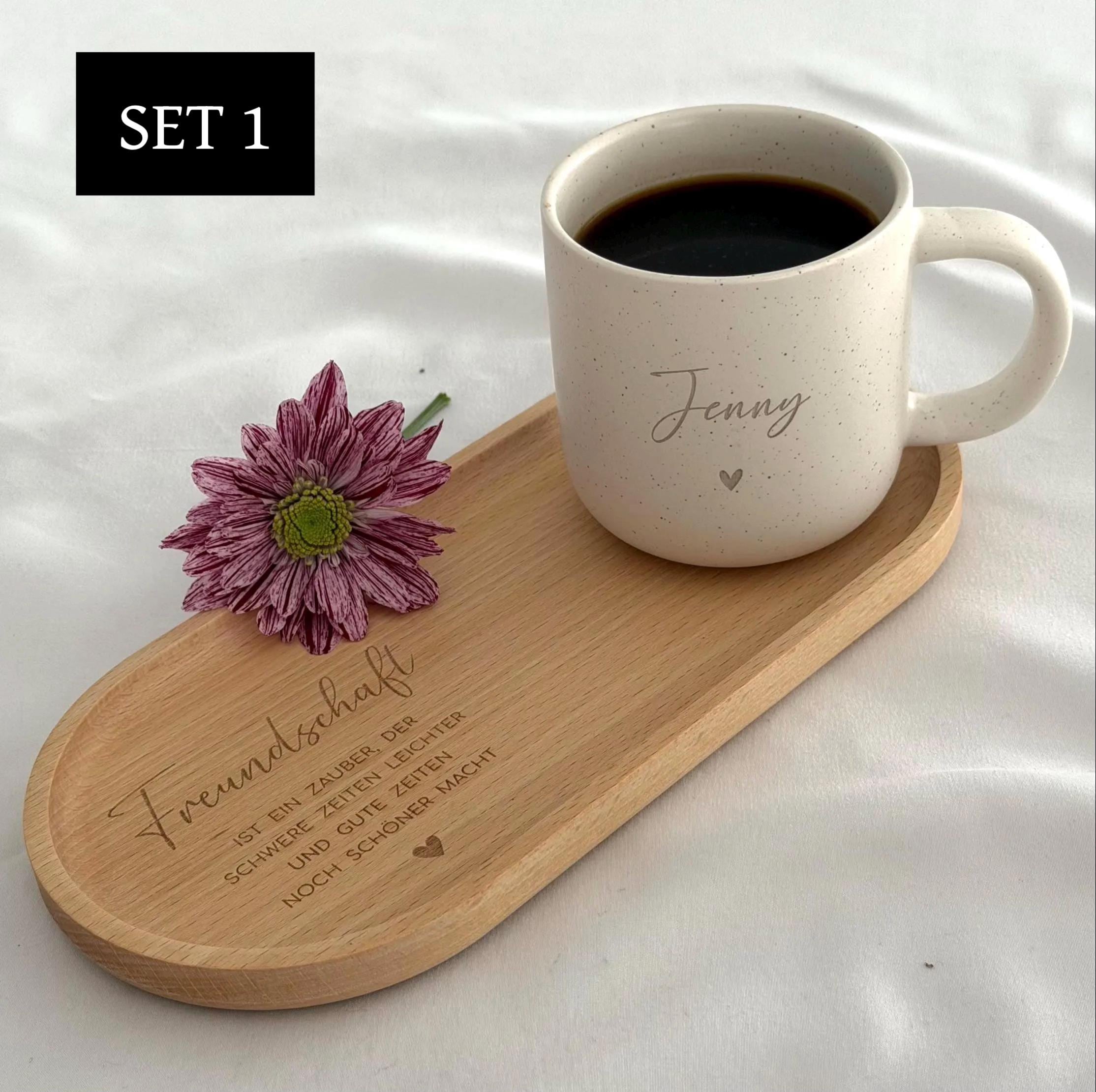 Obenansicht eines personalisierten Tassen-Sets: beige Keramiktasse mit Name auf graviertem Holztablett. Modernes, minimalistisches Design, perfekt als Geschenkidee für besondere Menschen.