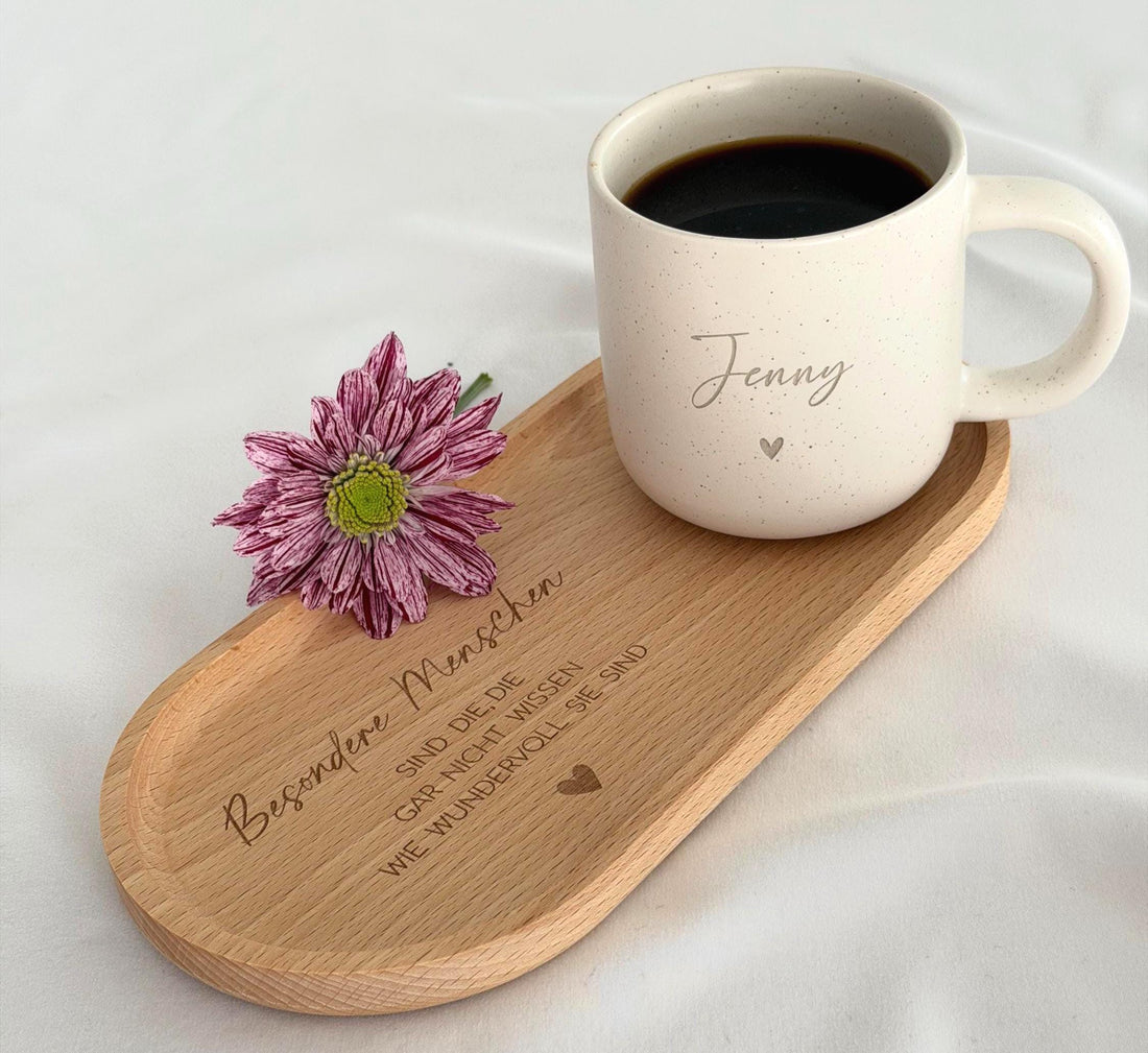 Personalisierte Tasse mit Name und Holztablett – stilvolles Geschenkset für Freundin oder Kollegin. Keramiktasse in Beige mit gesprenkeltem Muster, kombiniert mit graviertem Buchenholz-Tablett. Perfekt als Geburtstagsgeschenk, Weihnachtsgeschenk oder liebevolles Mitbringsel für besondere Menschen. Steingut Tasse. Personalisierte Geschenke