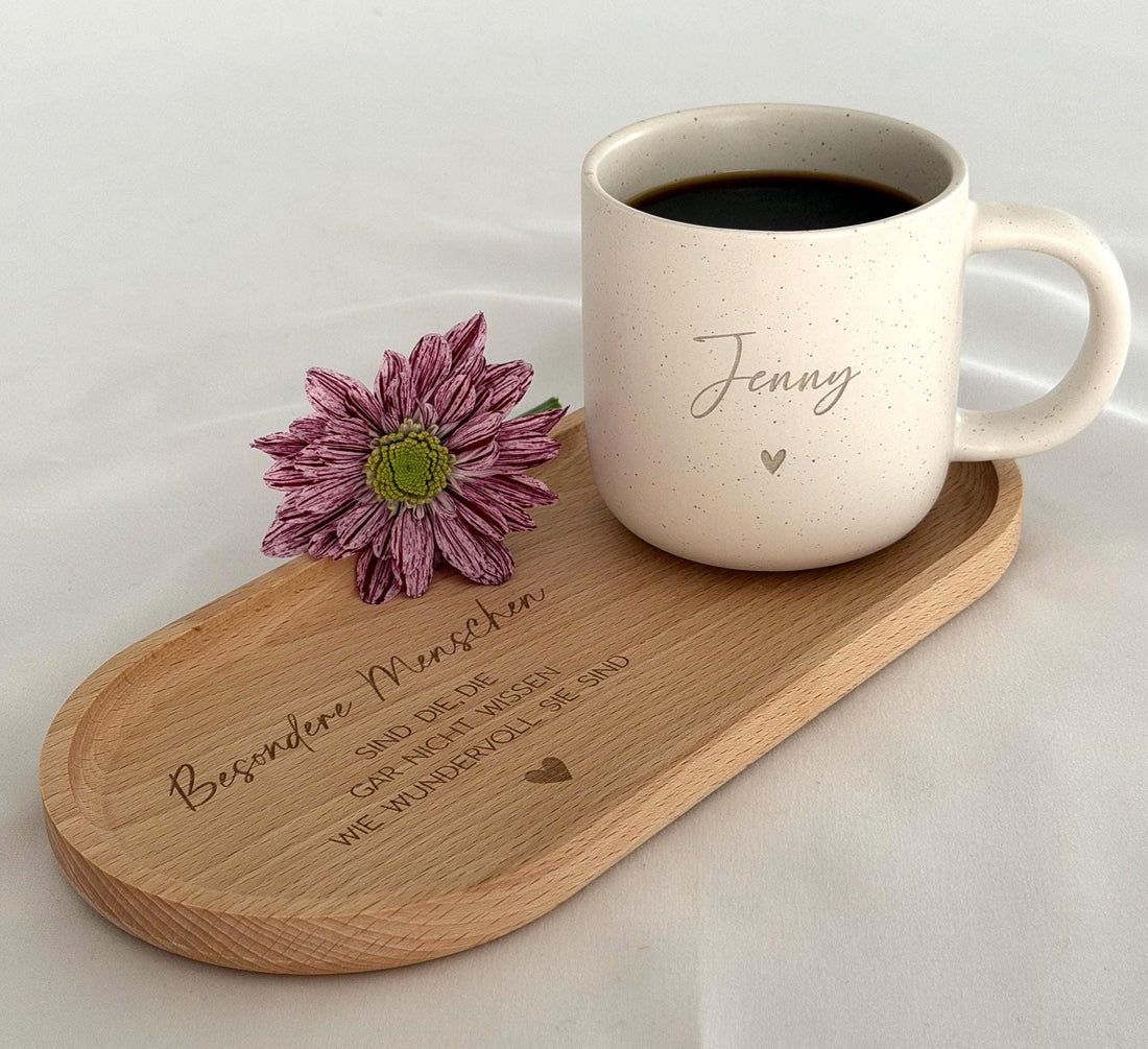 Nahaufnahme einer personalisierten Keramiktasse mit Namensgravur. Elegantes mattes Beige, feine Sprenkel, 360 ml. Ideal für Kaffee, Tee oder heiße Schokolade. Individuelles Geschenk für Freundin, Familie oder Kollegin. Steingut Tasse. Personalisierte Geschenke