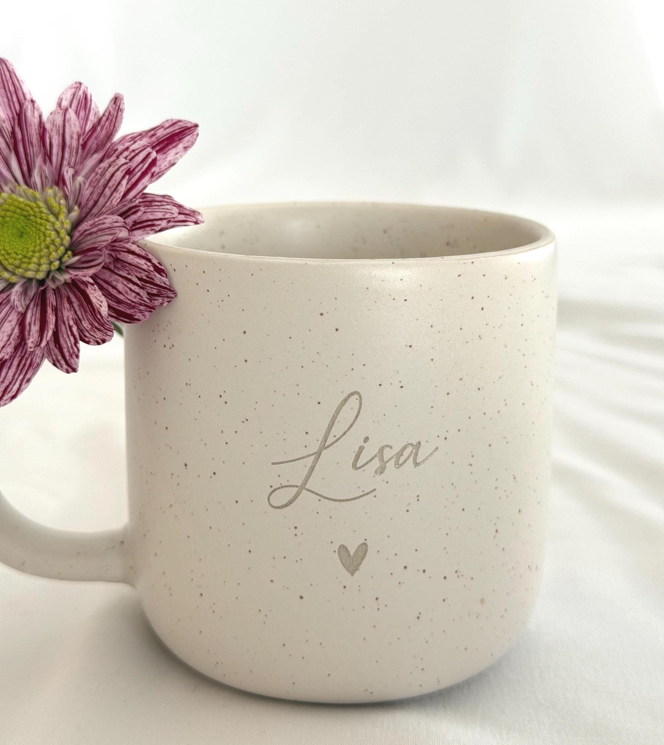 Keramiktasse mit Namensgravur, serviert mit Kaffee und Holztablett. Perfekt für entspannte Morgenmomente. Personalisierte Geschenkidee für Frauen, Familie oder Freunde. Steingut Tasse. Personalisierte Geschenke