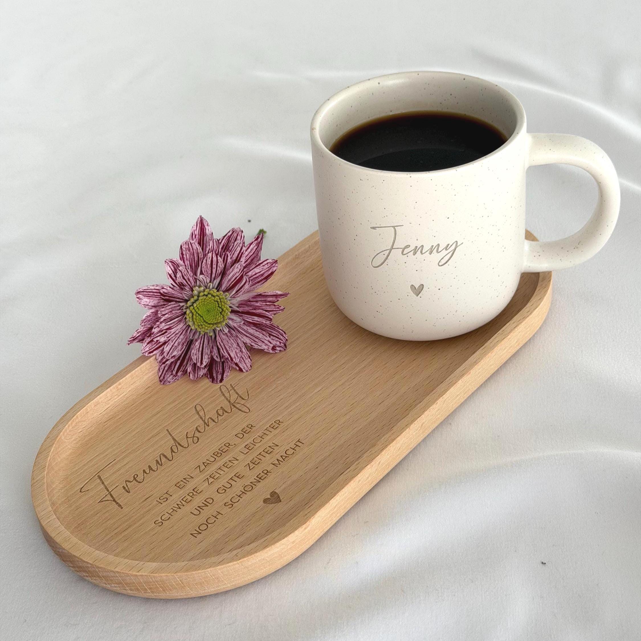 Personalisierte Tasse mit Namen auf Holztablett, liebevoll dekoriert mit Schleifenband und Blume. Geschenkidee für Freundschaft, Familie oder zum Abschied. Ideal für Geburtstage, Weihnachten, Nikolaus oder Ostern. Rustikaler Stil in warmen Beige-Tönen, ein echter Blickfang im Alltag. Geschenkset für Kaffee- und Teeliebhaber:innen mit individueller Gravur und natürlicher Ästhetik. Steingut Tasse beige Personalisierbar