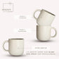 Obenansicht eines personalisierten Tassen-Sets: beige Keramiktasse mit Name auf graviertem Holztablett. Modernes, minimalistisches Design, perfekt als Geschenkidee für besondere Menschen. Steingut Tasse. Personalisierte Geschenke
