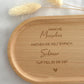 Komplettes Set: gravierte Tasse mit Name und Holztablett aus Buchenholz auf Holztisch. Perfektes Deko- und Geschenkset für Zuhause, Büro oder Küche. Handgefertigt und mit Liebe personalisiert.