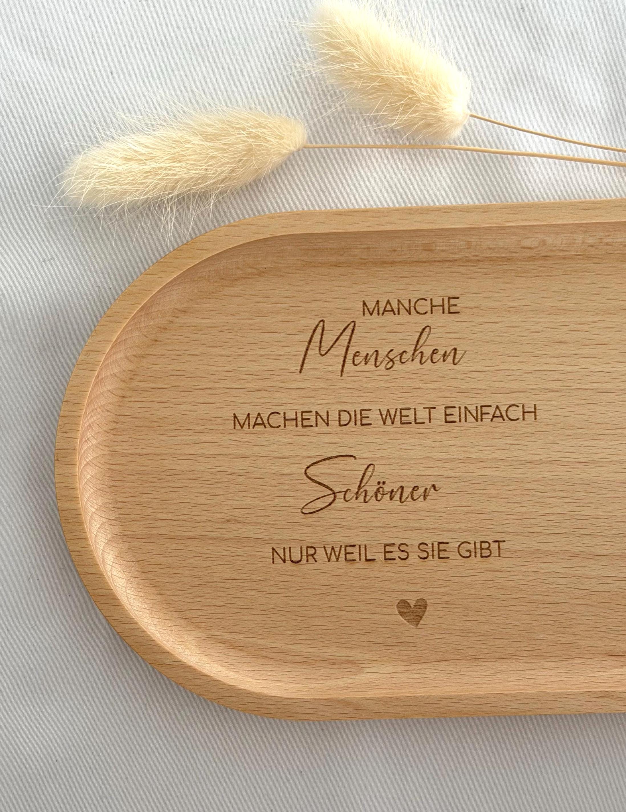 Komplettes Set: gravierte Tasse mit Name und Holztablett aus Buchenholz auf Holztisch. Perfektes Deko- und Geschenkset für Zuhause, Büro oder Küche. Handgefertigt und mit Liebe personalisiert.