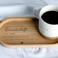 Personalisierte Tasse mit Name und Holztablett – einzigartiges Geschenkset für Frauen, Freundinnen, Kolleginnen oder Familie. Ideal für Kaffee, Tee oder heiße Schokolade. Handgefertigt, stilvoll und mit Liebe graviert.