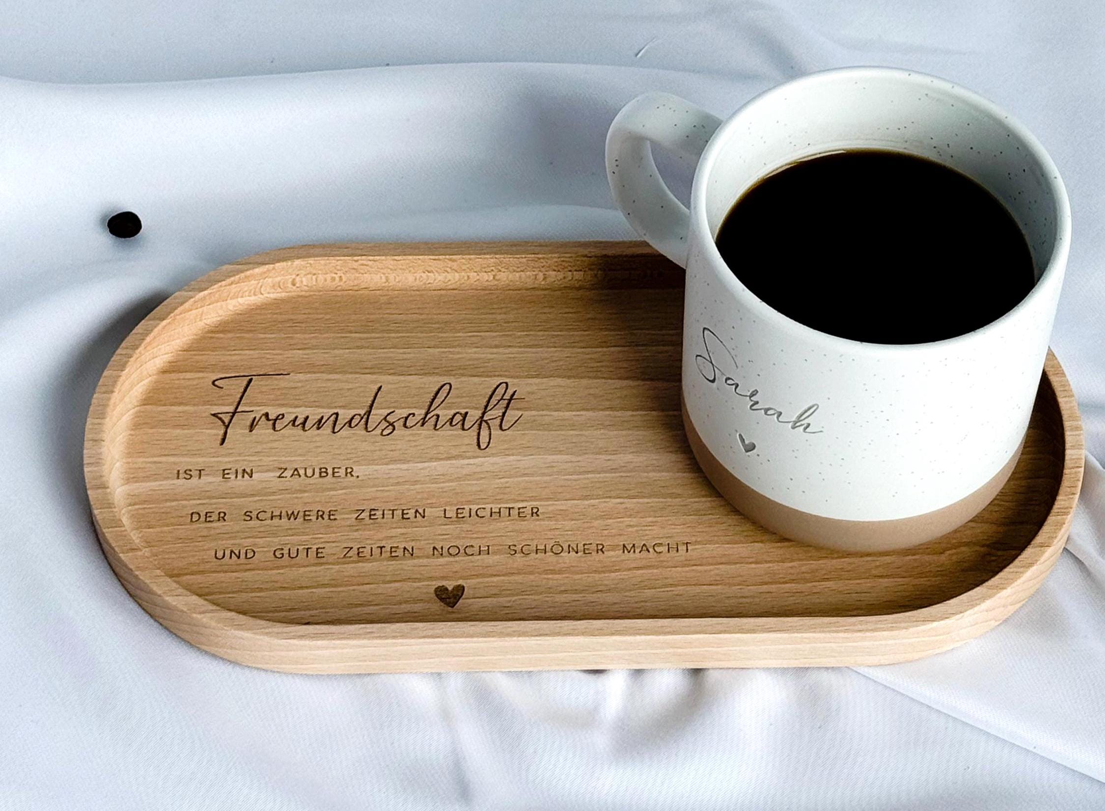 Personalisierte Tasse mit Name und Holztablett – einzigartiges Geschenkset für Frauen, Freundinnen, Kolleginnen oder Familie. Ideal für Kaffee, Tee oder heiße Schokolade. Handgefertigt, stilvoll und mit Liebe graviert.