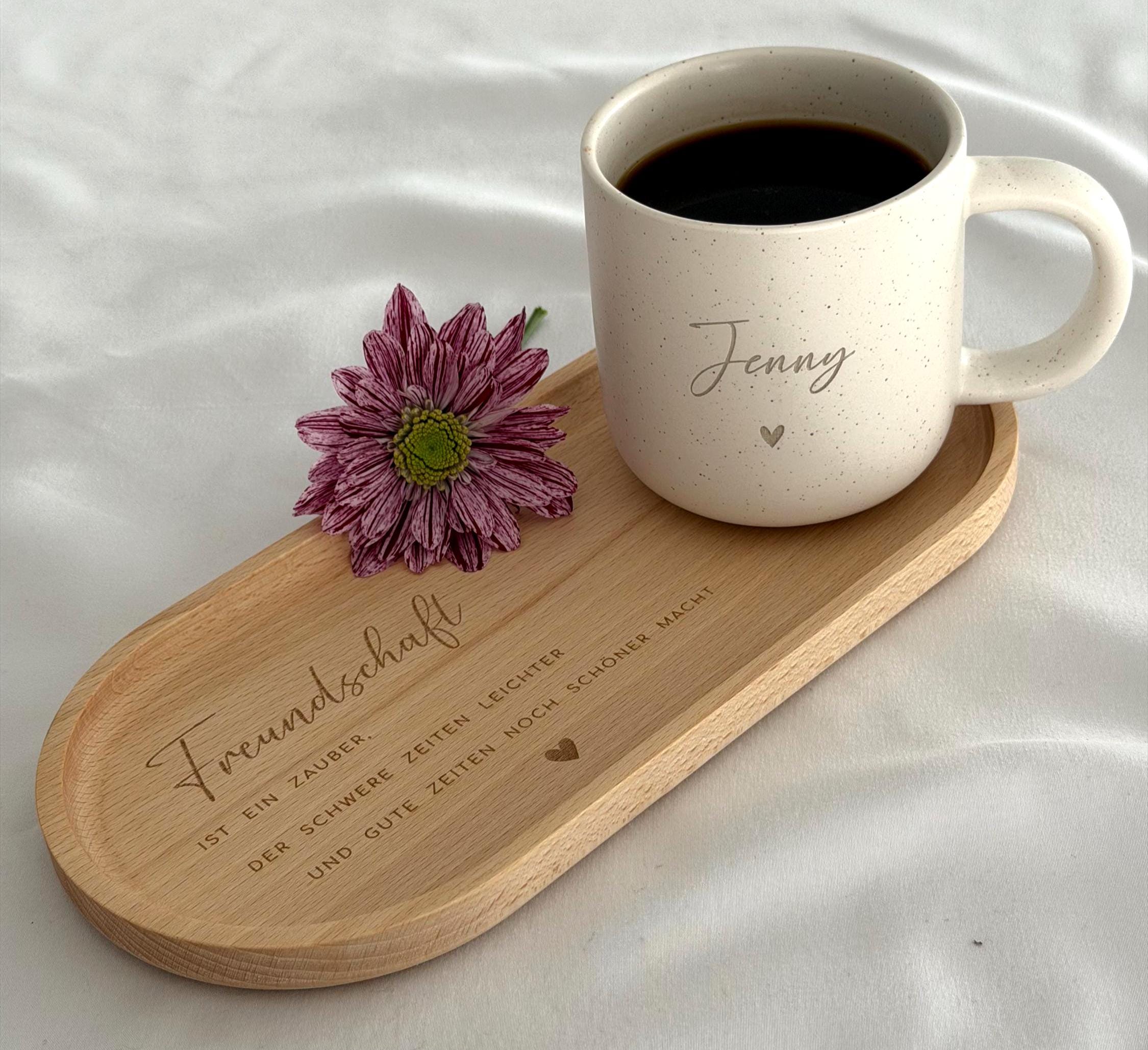 Personalisierte Tasse mit Name und Holztablett – stilvolles Geschenkset für Freundin oder Kollegin. Keramiktasse in Beige mit gesprenkeltem Muster, kombiniert mit graviertem Buchenholz-Tablett. Perfekt als Geburtstagsgeschenk, Weihnachtsgeschenk oder liebevolles Mitbringsel für besondere Menschen. Steingut Tasse. Personalisierte Geschenke