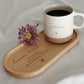 Keramiktasse mit personalisierter Namensgravur, befüllt mit Kaffee – auf Tablett serviert. Beige Tasse mit matter Oberfläche und 360 ml Volumen, perfekt für den Start in den Tag. Geschenk für Kolleg:innen, Freund:innen oder Familie, ideal für Abschied oder als kleine Überraschung. Zeitloses Design, langlebig, spülmaschinengeeignet, liebevoll graviert und dekorativ. Steingut Tasse. Personalisierte Geschenke
