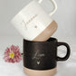 Hochwertige Keramiktasse mit Holztablett aus Buchenholz. Mattes Finish, robust und pflegeleicht. Mikrowellen- und spülmaschinengeeignet. Liebevoll graviert und personalisiert.