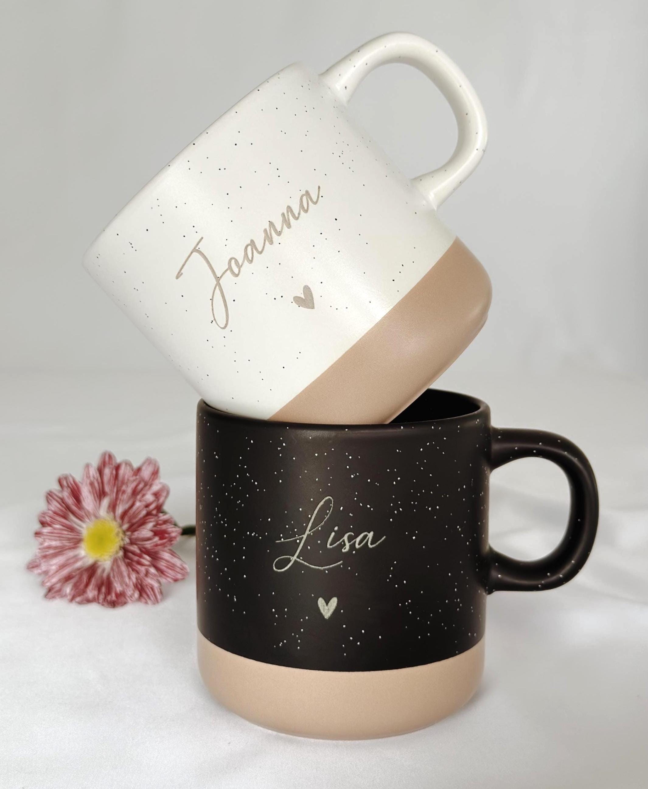 Hochwertige Keramiktasse mit Holztablett aus Buchenholz. Mattes Finish, robust und pflegeleicht. Mikrowellen- und spülmaschinengeeignet. Liebevoll graviert und personalisiert.