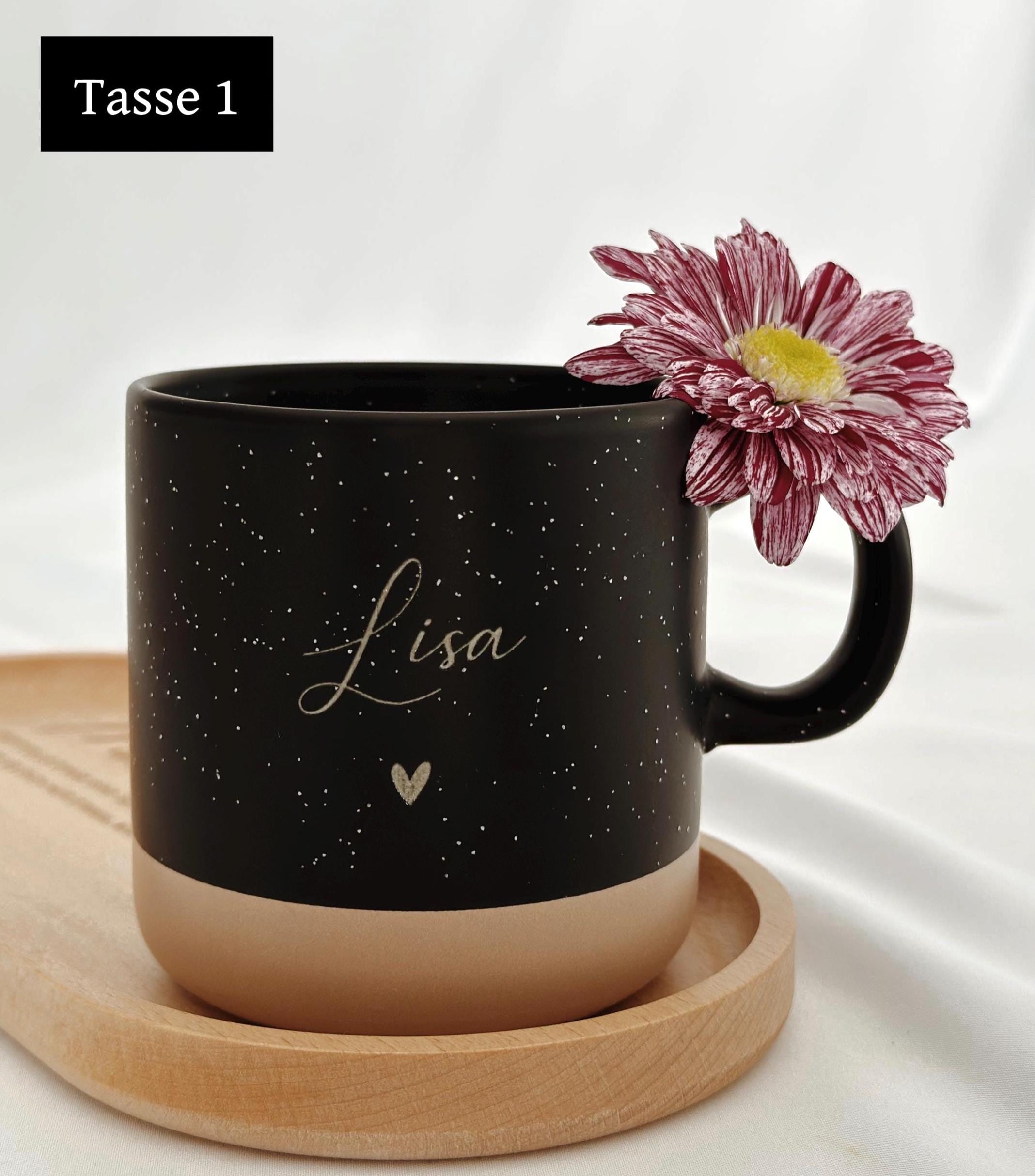 Hochwertiges Buchenholztablett mit individueller Namensgravur, kombiniert mit einer personalisierten Tasse. Handgefertigt, lebensmittelecht, mit Hartwachs behandelt. Pflegehinweise: nur von Hand waschen, trocken lagern, direkte Sonneneinstrahlung vermeiden. Wunderschön als Geschenk für besondere Menschen – Freundin, Frau, Kollegin oder für sich selbst. Steingut Tasse beige Personalisierbar