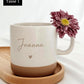 Personalisierte Tasse mit Name und Holztablett – stilvolles Geschenkset für Freundin oder Kollegin. Keramiktasse in Beige mit gesprenkeltem Muster, kombiniert mit graviertem Buchenholz-Tablett. Perfekt als Geburtstagsgeschenk, Weihnachtsgeschenk oder liebevolles Mitbringsel für besondere Menschen.