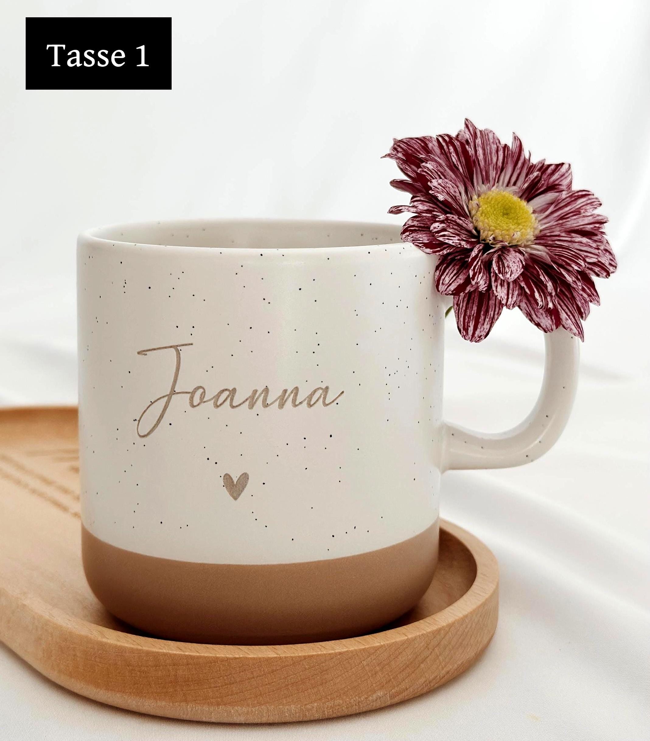 Personalisierte Tasse mit Name und Holztablett – stilvolles Geschenkset für Freundin oder Kollegin. Keramiktasse in Beige mit gesprenkeltem Muster, kombiniert mit graviertem Buchenholz-Tablett. Perfekt als Geburtstagsgeschenk, Weihnachtsgeschenk oder liebevolles Mitbringsel für besondere Menschen.