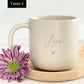 Nahaufnahme einer personalisierten Keramiktasse mit Namensgravur. Elegantes mattes Beige, feine Sprenkel, 360 ml. Ideal für Kaffee, Tee oder heiße Schokolade. Individuelles Geschenk für Freundin, Familie oder Kollegin. Steingut Tasse beige Personalisierbar