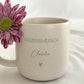 Komplettes Set: gravierte Tasse mit Name und Holztablett aus Buchenholz auf Holztisch. Perfektes Deko- und Geschenkset für Zuhause, Büro oder Küche. Handgefertigt und mit Liebe personalisiert.