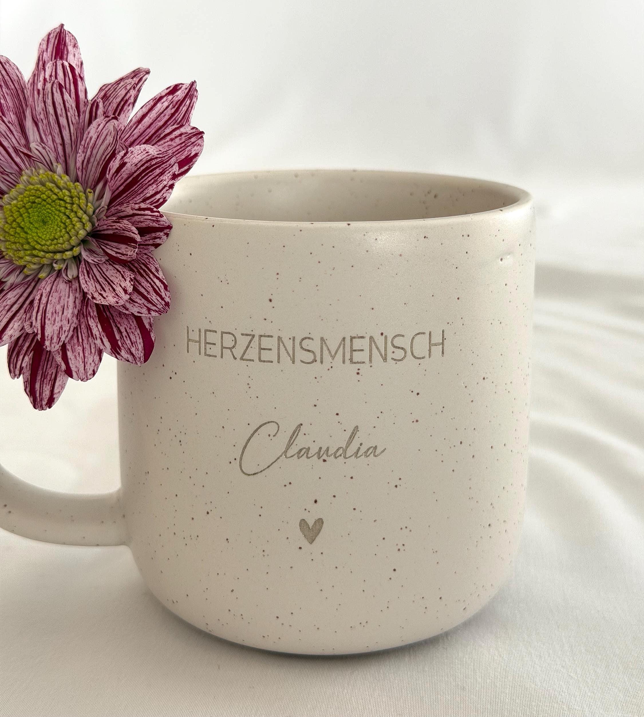 Komplettes Set: gravierte Tasse mit Name und Holztablett aus Buchenholz auf Holztisch. Perfektes Deko- und Geschenkset für Zuhause, Büro oder Küche. Handgefertigt und mit Liebe personalisiert.