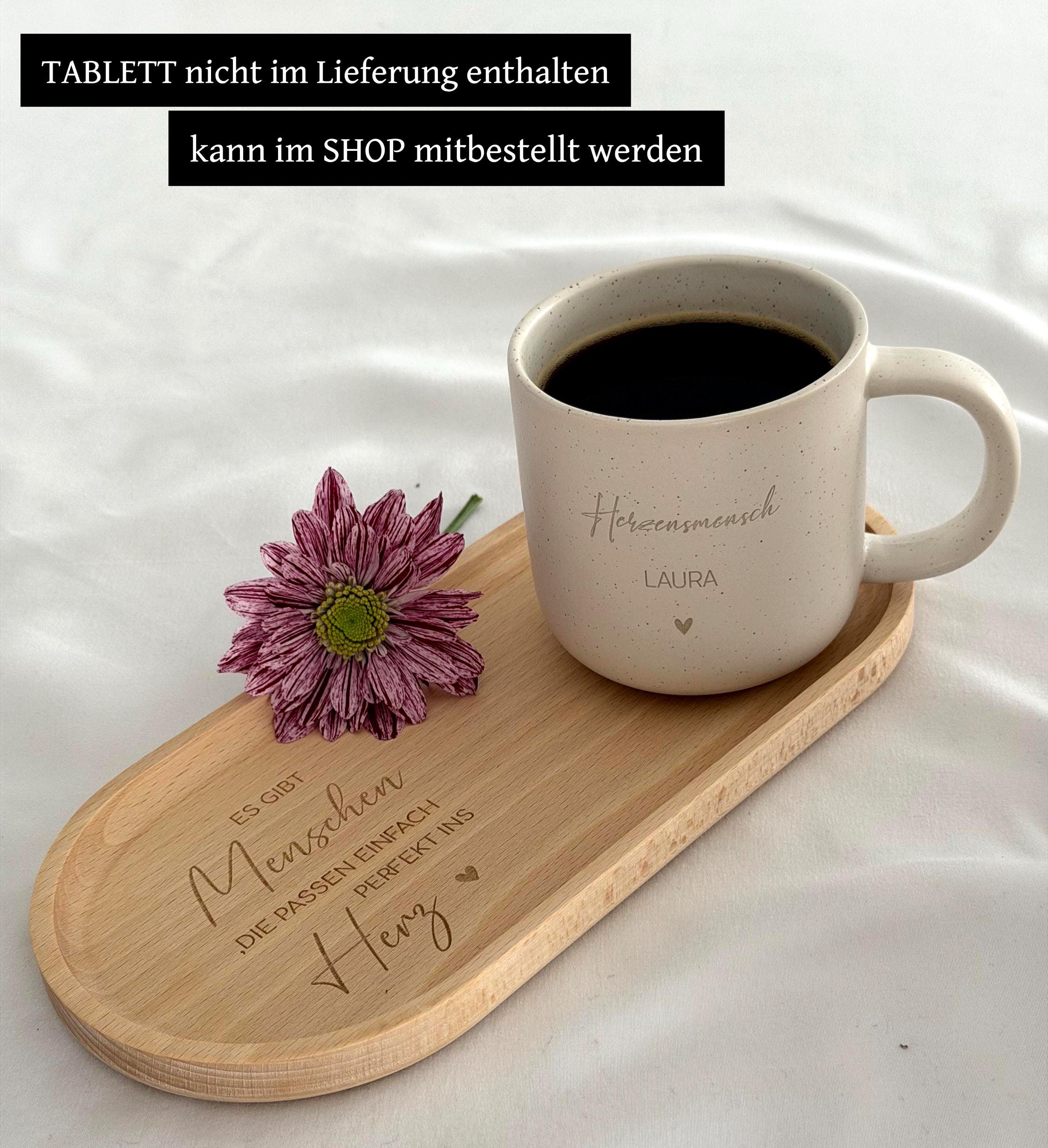 Detailaufnahme der personalisierten Tasse mit individueller Namensgravur. Weiße Keramiktasse mit gesprenkeltem Muster, matter Oberfläche und unglasiertem Boden. Perfekt als Geschenk für Freundin, Kollegin oder als kleine Aufmerksamkeit für besondere Menschen – geeignet für Kaffee, Tee oder heiße Schokolade. Mikrowellen- und spülmaschinenfest. Stilvoll und liebevoll gestaltet.Steingut Tasse . Geschenk für Herzensmensch und Lieblingsmensch