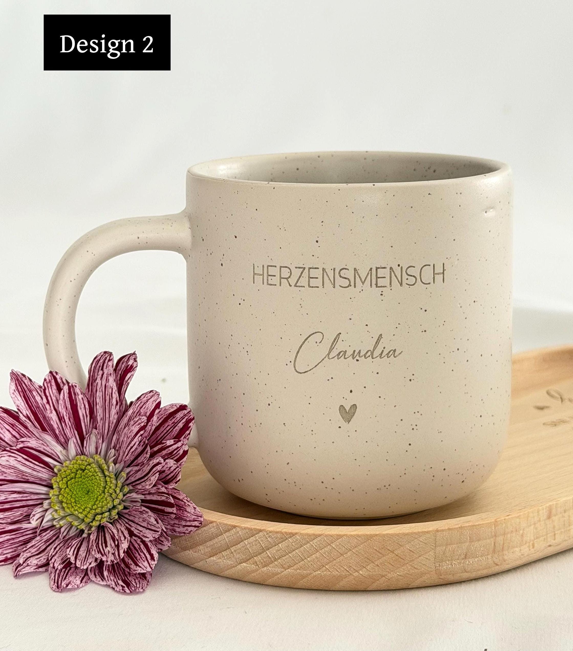 Hochwertiges Buchenholztablett mit individueller Namensgravur, kombiniert mit einer personalisierten Tasse. Handgefertigt, lebensmittelecht, mit Hartwachs behandelt. Pflegehinweise: nur von Hand waschen, trocken lagern, direkte Sonneneinstrahlung vermeiden. Wunderschön als Geschenk für besondere Menschen – Freundin, Frau, Kollegin oder für sich selbst. Steingut Tasse . Geschenk für Herzensmensch und Lieblingsmensch