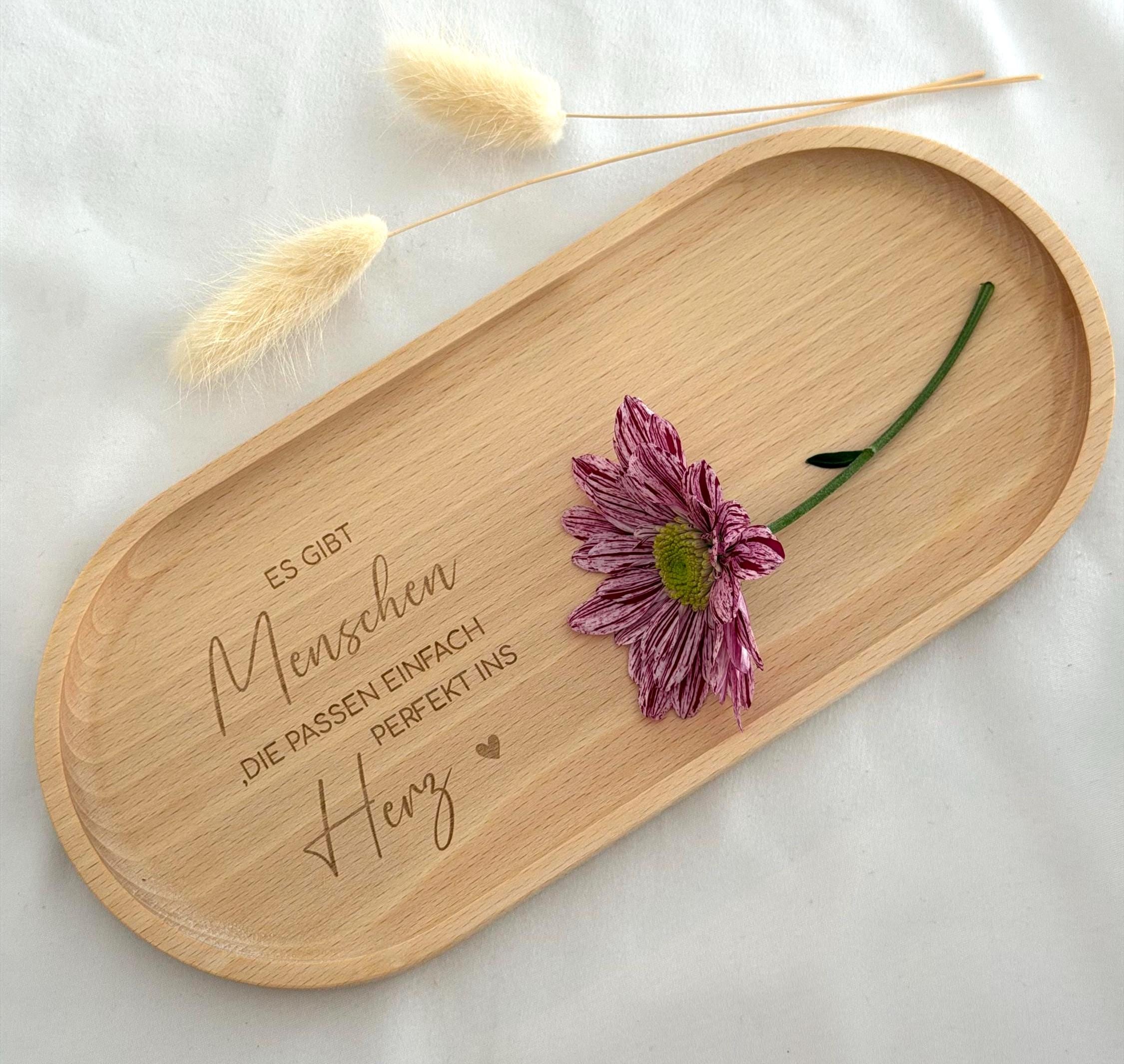 Ein wunderschönes Buchenholz-Tablett, das sich als personalisiertes Geschenk für Mama, Schwester oder Freund eignet. Mit einer Hartwachs-Beschichtung für eine lange Lebensdauer und einfache Pflege. Perfekt für die Dekoration und das Servieren von Leckereien.