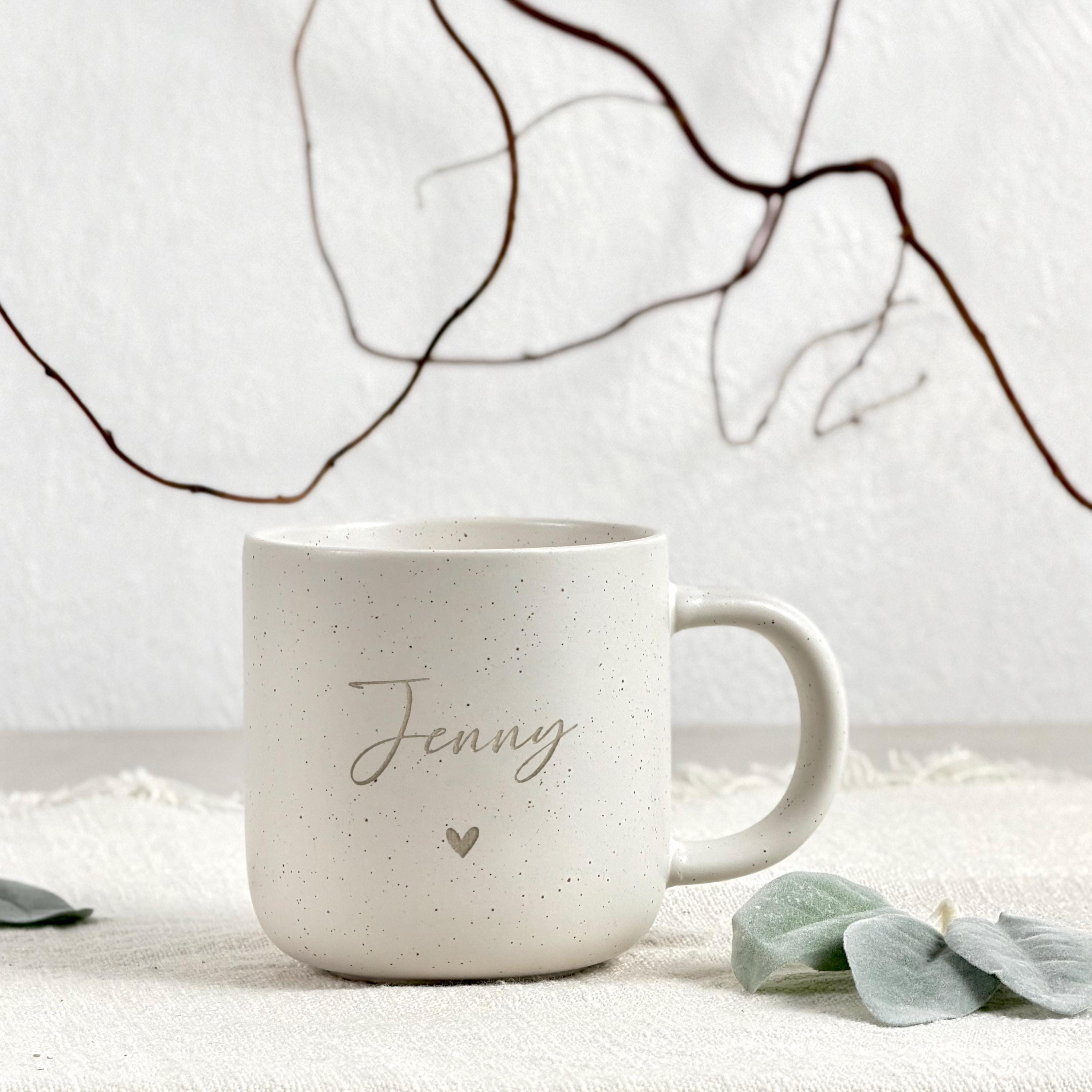 Keramiktasse mit personalisierter Namensgravur, befüllt mit Kaffee – auf Tablett serviert. Beige Tasse mit matter Oberfläche und 360 ml Volumen, perfekt für den Start in den Tag. Geschenk für Kolleg:innen, Freund:innen oder Familie, ideal für Abschied oder als kleine Überraschung. Zeitloses Design, langlebig, spülmaschinengeeignet, liebevoll graviert und dekorativ. Steingut Tasse. Personalisierte Geschenke