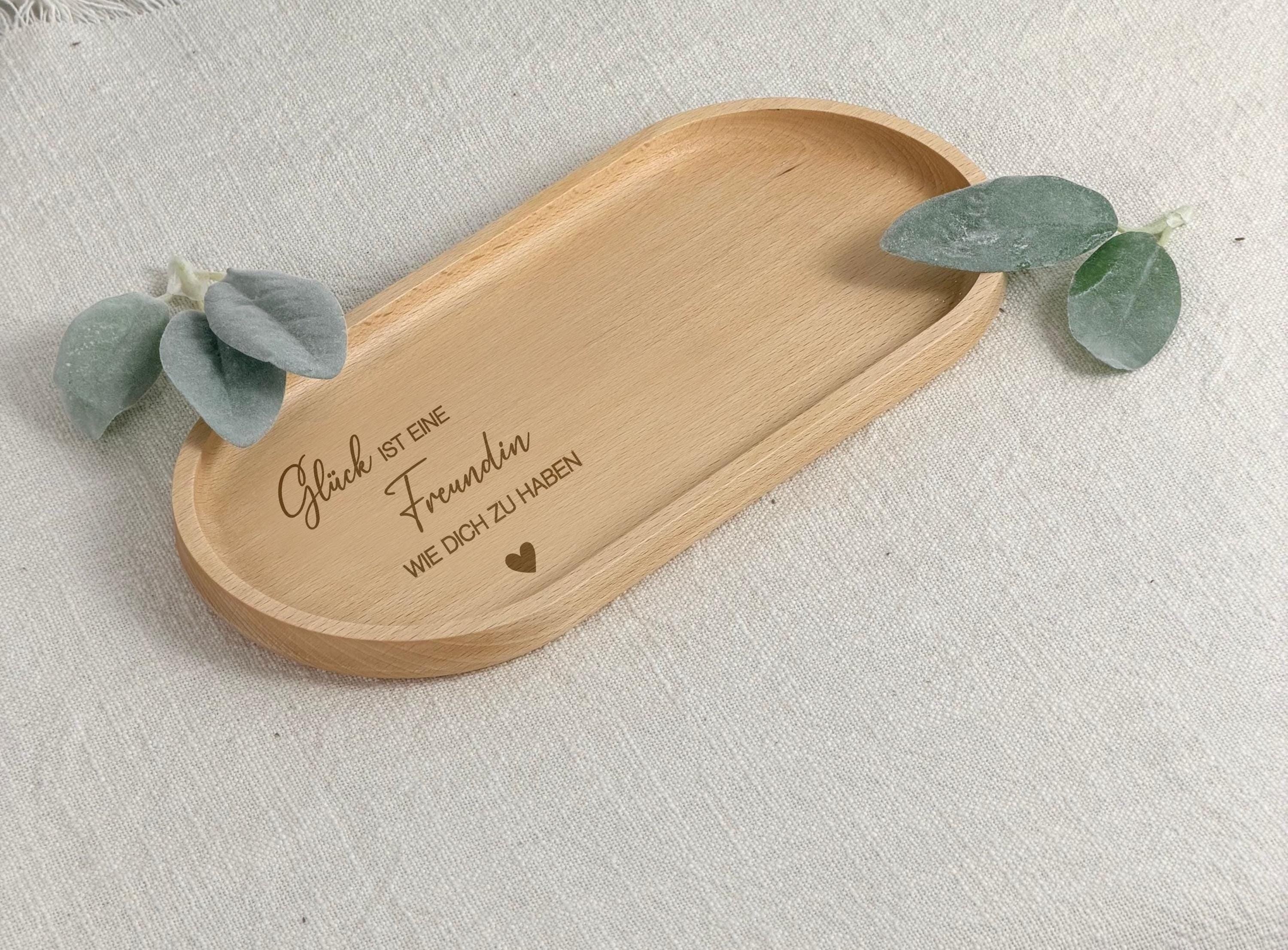 Personalisierte Tasse mit Name und Holztablett – stilvolles Geschenkset für Freundin oder Kollegin. Keramiktasse in Beige mit gesprenkeltem Muster, kombiniert mit graviertem Buchenholz-Tablett. Perfekt als Geburtstagsgeschenk, Weihnachtsgeschenk oder liebevolles Mitbringsel für besondere Menschen. Steingut Tasse. Personalisierte Geschenke