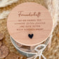 Personalisiertes Vorratsglas mit Gravur „Freundschaft“ – ideales Geschenk für beste Freundin, Geburtstagsgeschenk, Weihnachten oder Ostern, auch als Geldgeschenkgutschein nutzbar. Glas mit FSC-Buchenholzdeckel und 3D Herz aus Acryl. Perfekt als kleine Aufmerksamkeit oder Mitbringsel für Mama, Kollegin oder Schwester. Vorratsglas Keksdose Vorratsdose Personalisiert mit Gravur. 
Ostern Weihnachten Muttertag.
Abschiedsgeschenk  Kollegin