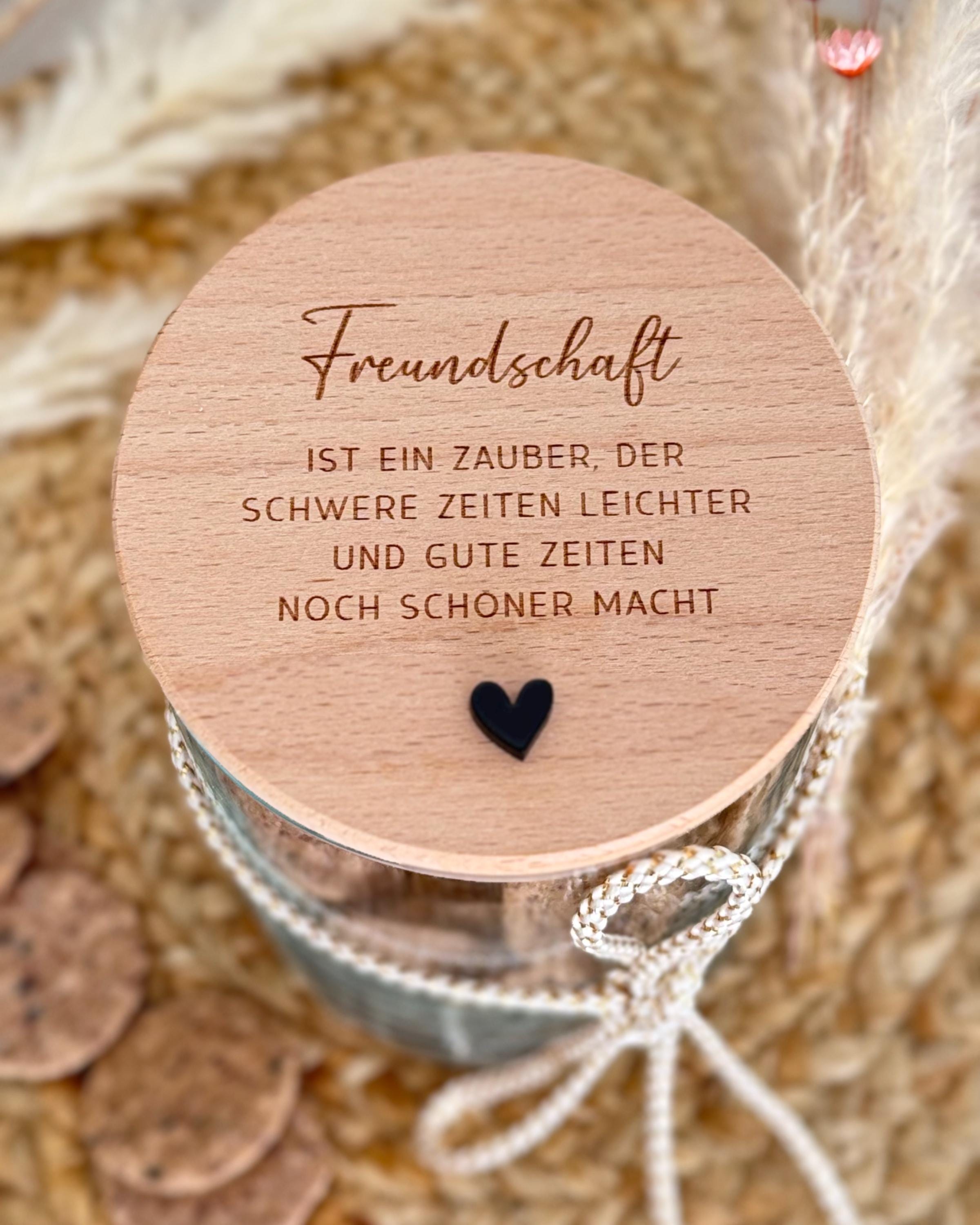 Personalisiertes Vorratsglas mit Gravur „Freundschaft“ – ideales Geschenk für beste Freundin, Geburtstagsgeschenk, Weihnachten oder Ostern, auch als Geldgeschenkgutschein nutzbar. Glas mit FSC-Buchenholzdeckel und 3D Herz aus Acryl. Perfekt als kleine Aufmerksamkeit oder Mitbringsel für Mama, Kollegin oder Schwester. Vorratsglas Keksdose Vorratsdose Personalisiert mit Gravur. 
Ostern Weihnachten Muttertag.
Abschiedsgeschenk  Kollegin