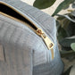 Personalisierte Samt-Kulturtasche, die modernen Stil und zeitlose Eleganz kombiniert. Perfekt als Geschenk für Frauen – Mama, Freundin oder Schwester – zu Anlässen wie Geburtstagen oder Weihnachten. Weich, langlebig und wunderschön gefertigt, ideal für Make-up, Pinsel und Hautpflegeprodukte auf Reisen.